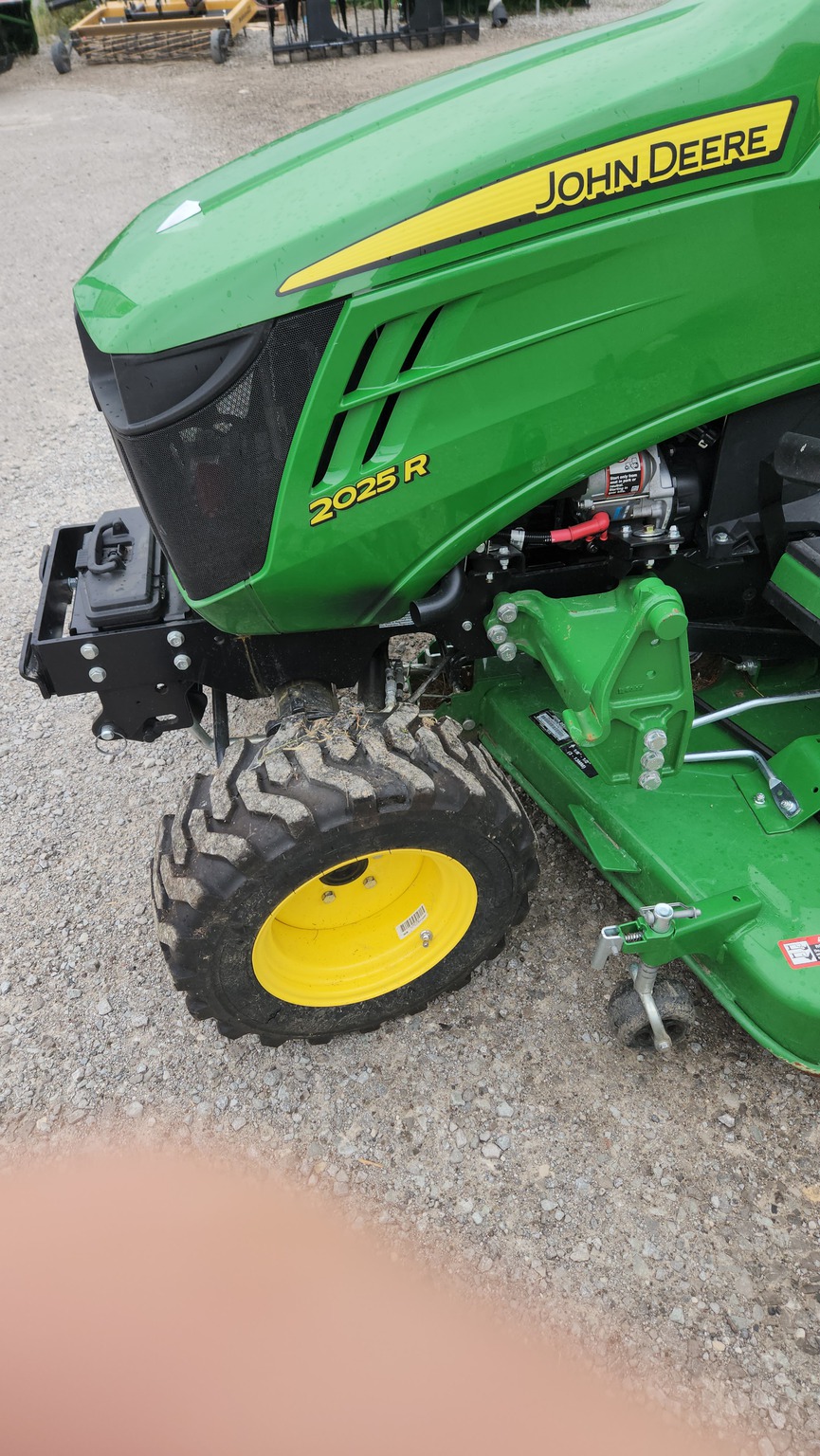 2022 John Deere 2025R Image 1