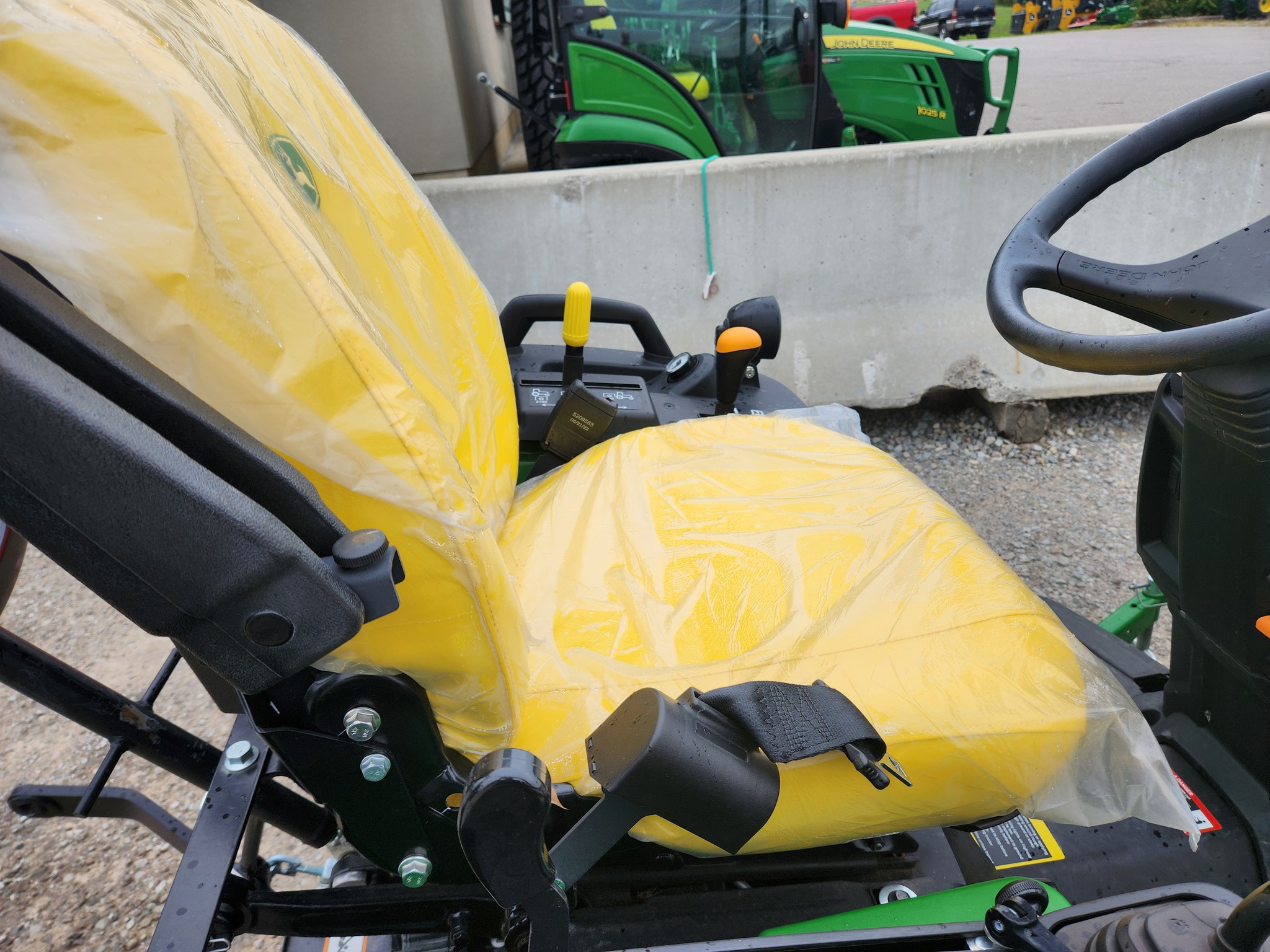 2022 John Deere 2025R Image 3