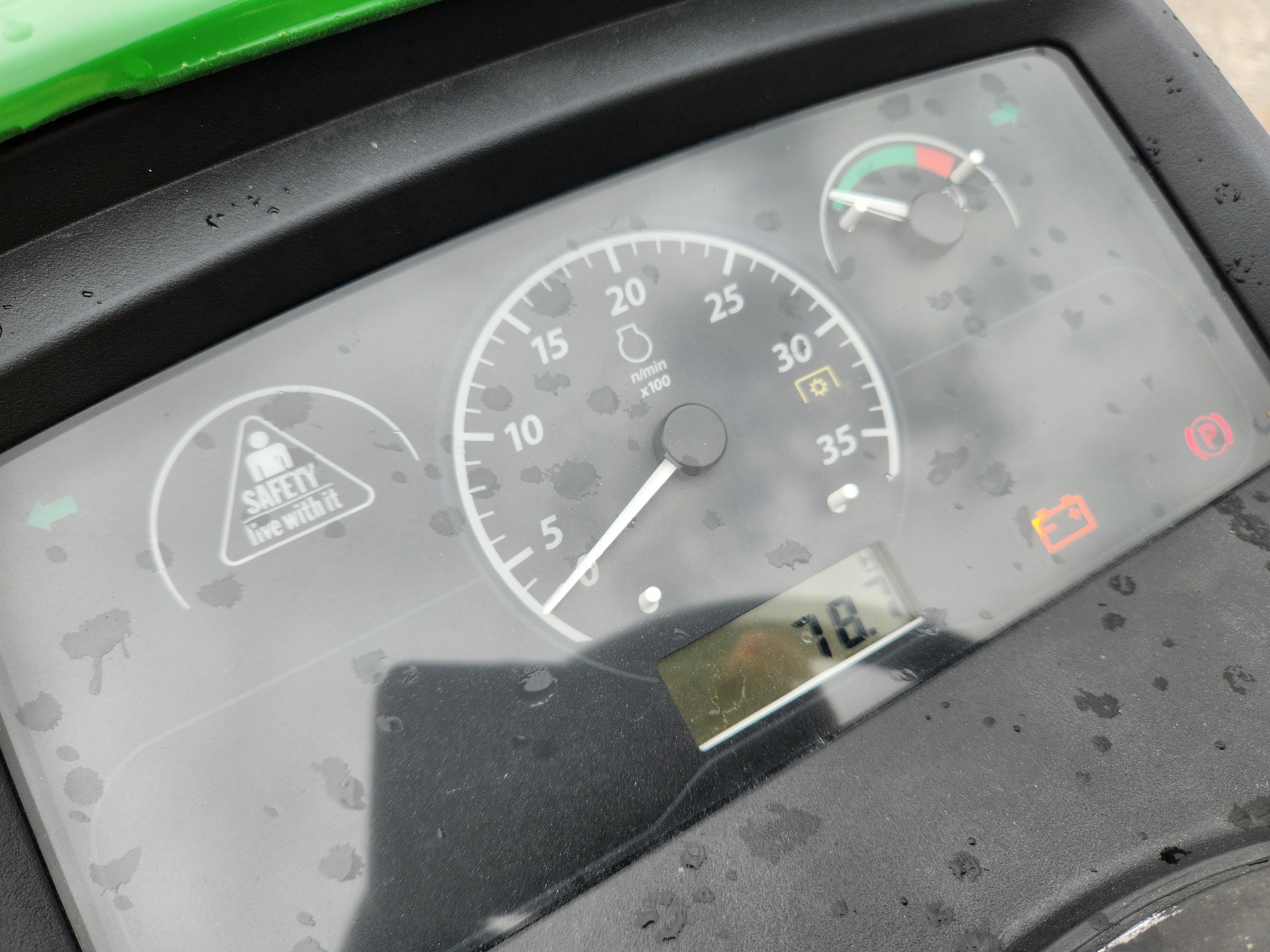 2022 John Deere 2025R Image 2