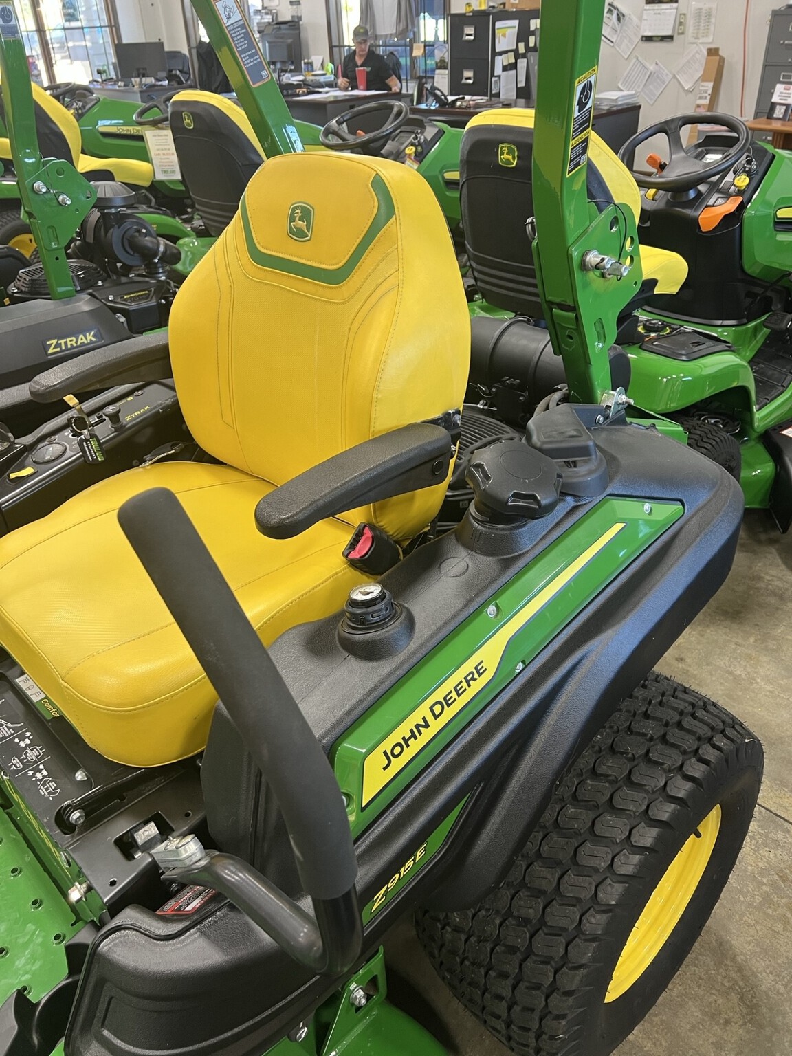 2023 John Deere Z915E Image 5