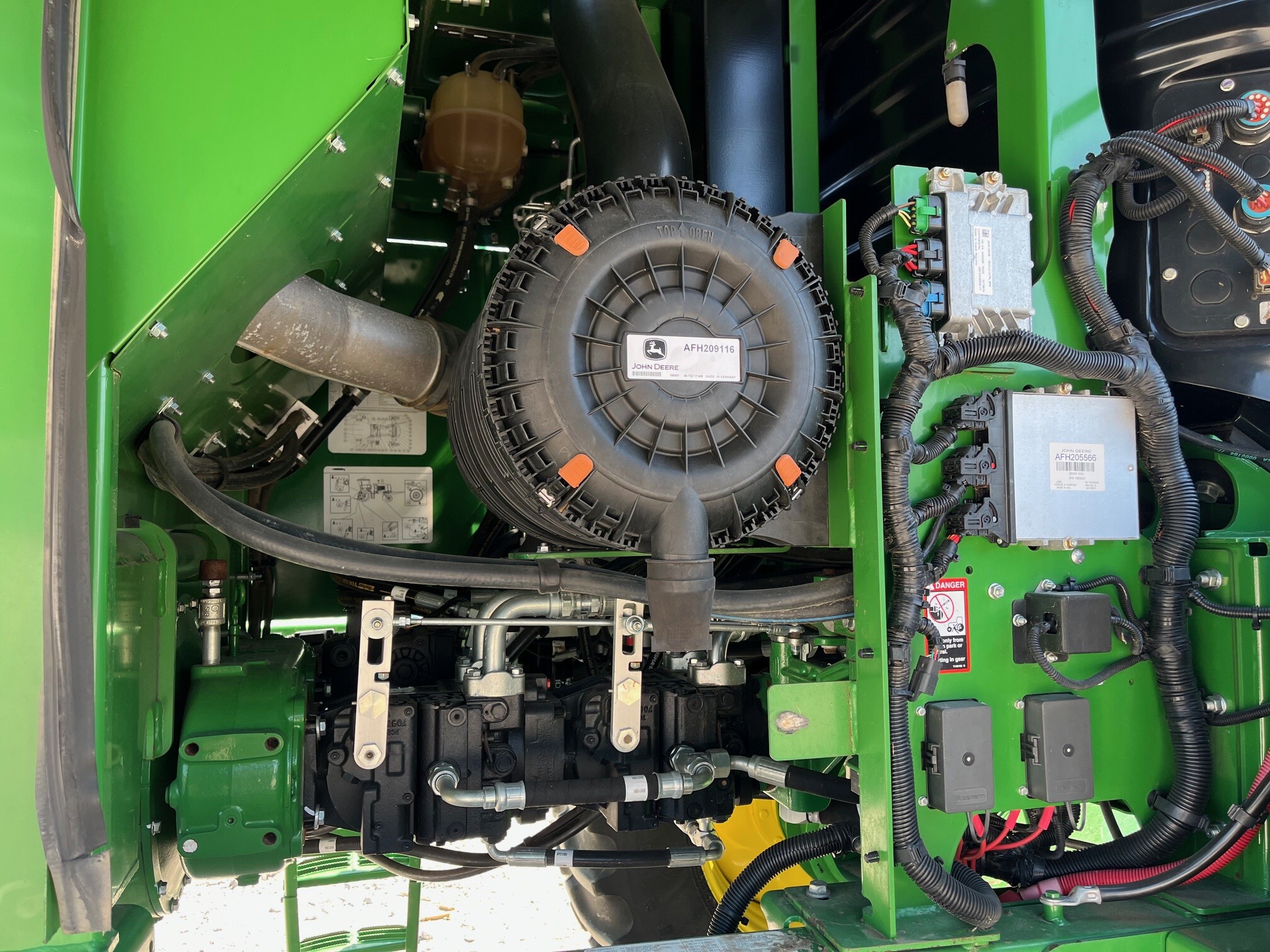 2017 John Deere W235 Image 9