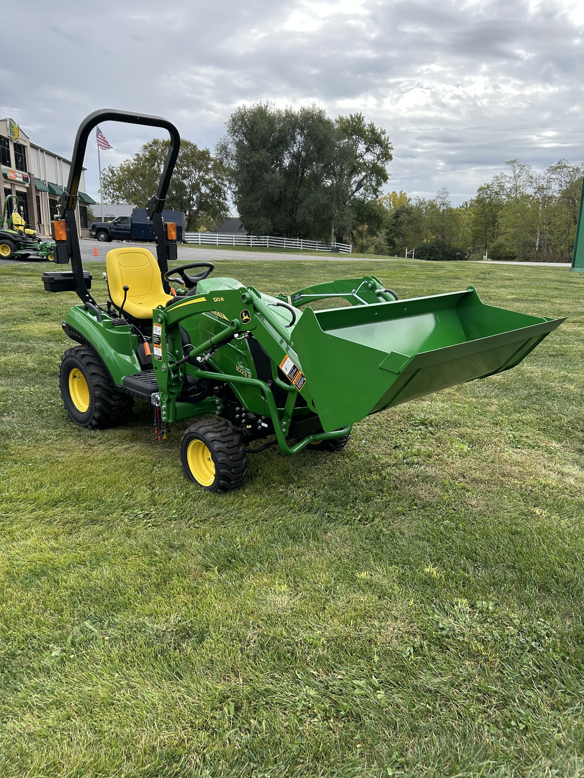 2025 John Deere 1023E Image 2