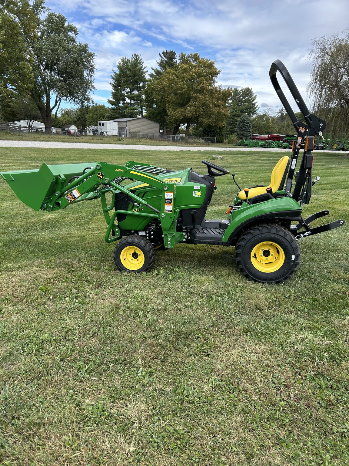 2025 John Deere 1023E Image 5