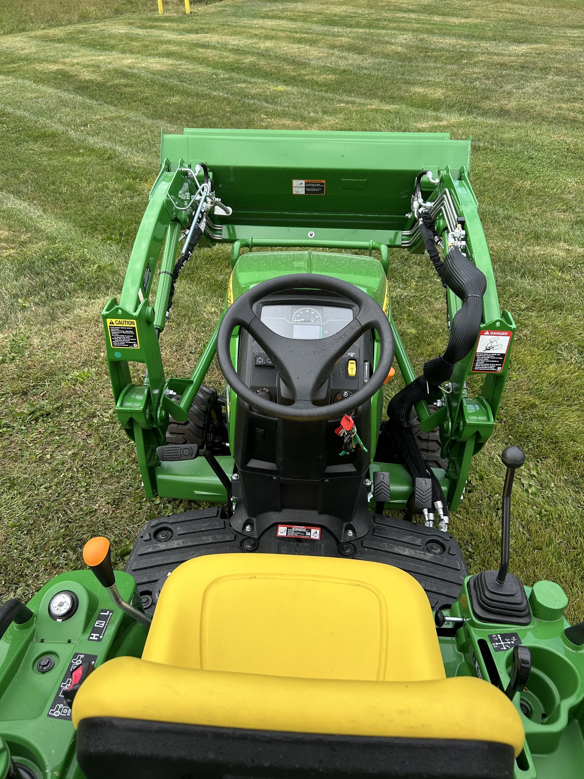 2025 John Deere 1023E Image 9