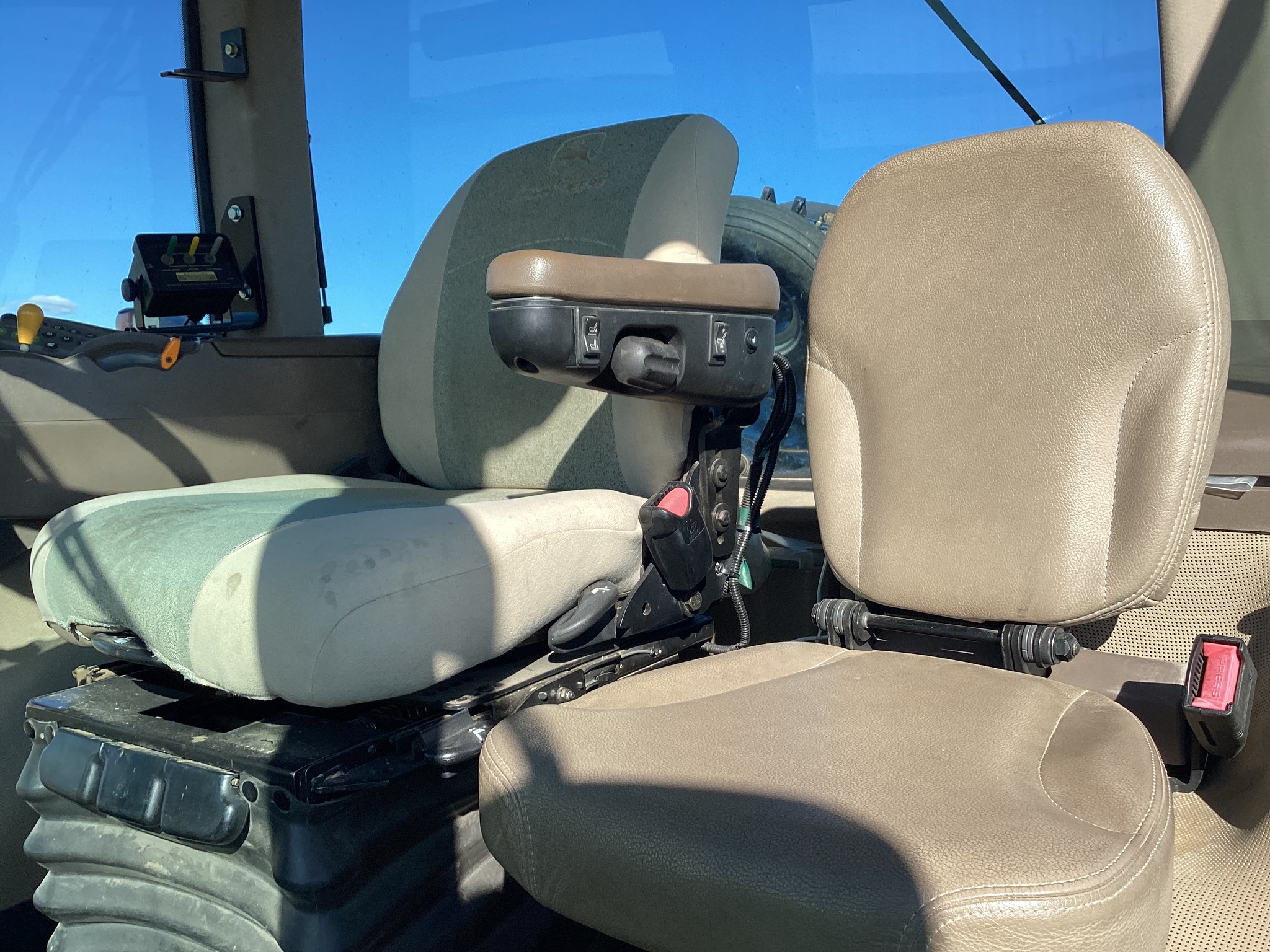 2010 John Deere 8245R Image 17