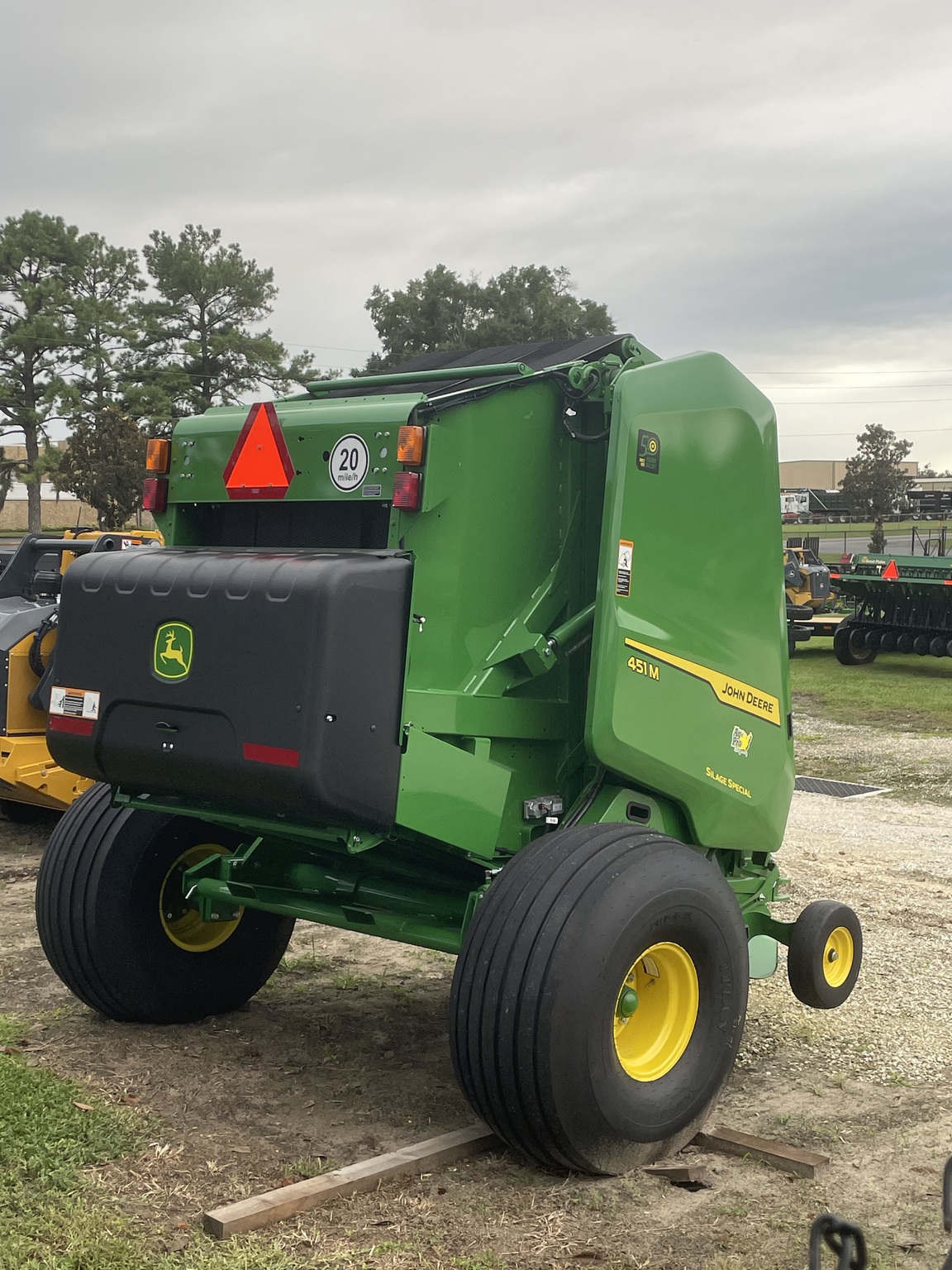2025 John Deere 451M Image 3