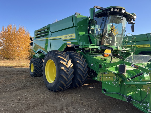 Used 2025 John Deere X9 1100 Combines at Horizon Ag & Turf in High Prairie, AB - Photo3