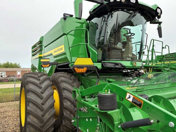 Used 2025 John Deere X9 1000 Combines at Horizon Ag & Turf in Falher, AB - Photo4