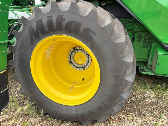 Used 2025 John Deere X9 1000 Combines at Horizon Ag & Turf in Falher, AB - Photo7