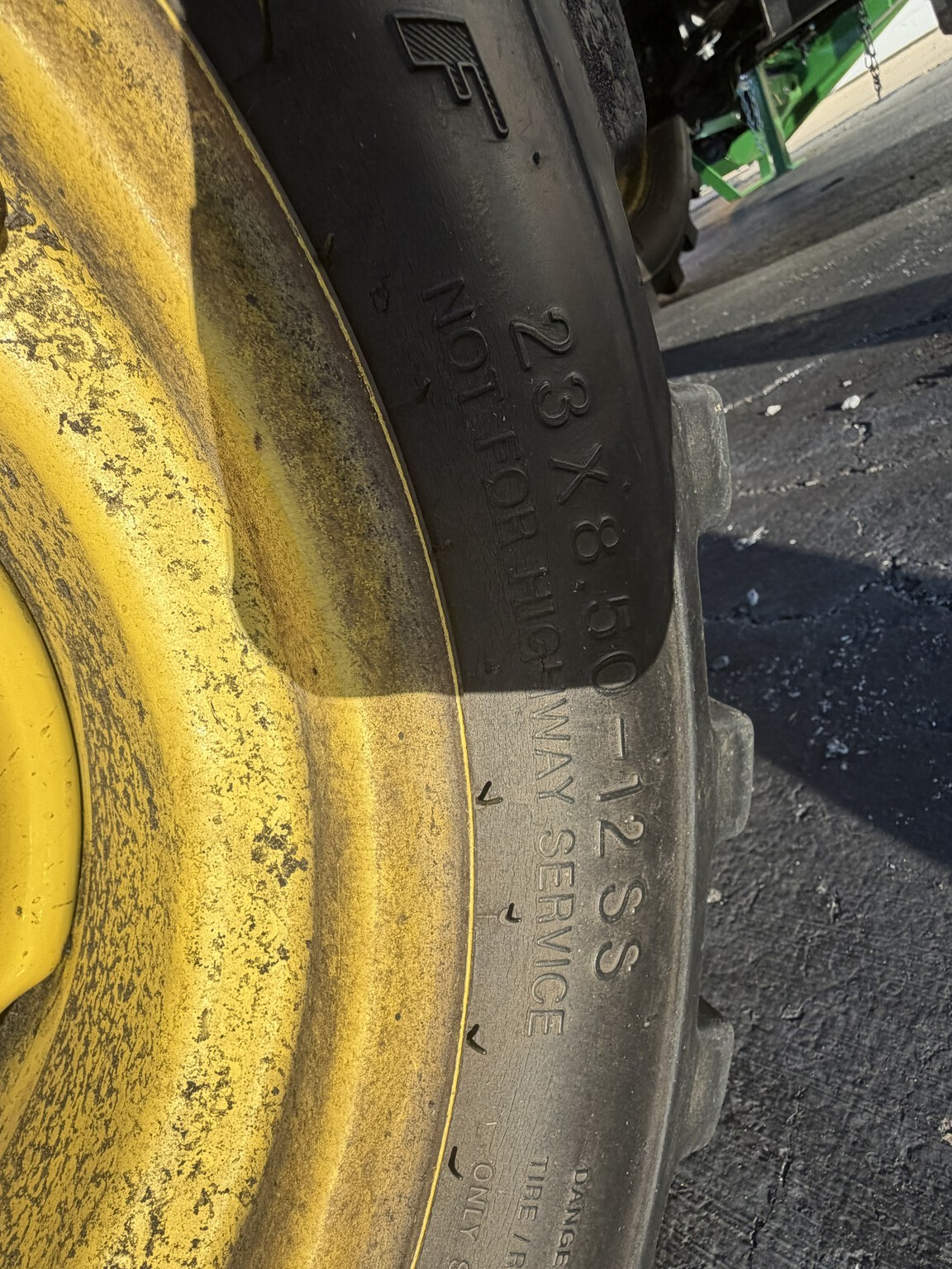 2014 John Deere 2025R Image 12