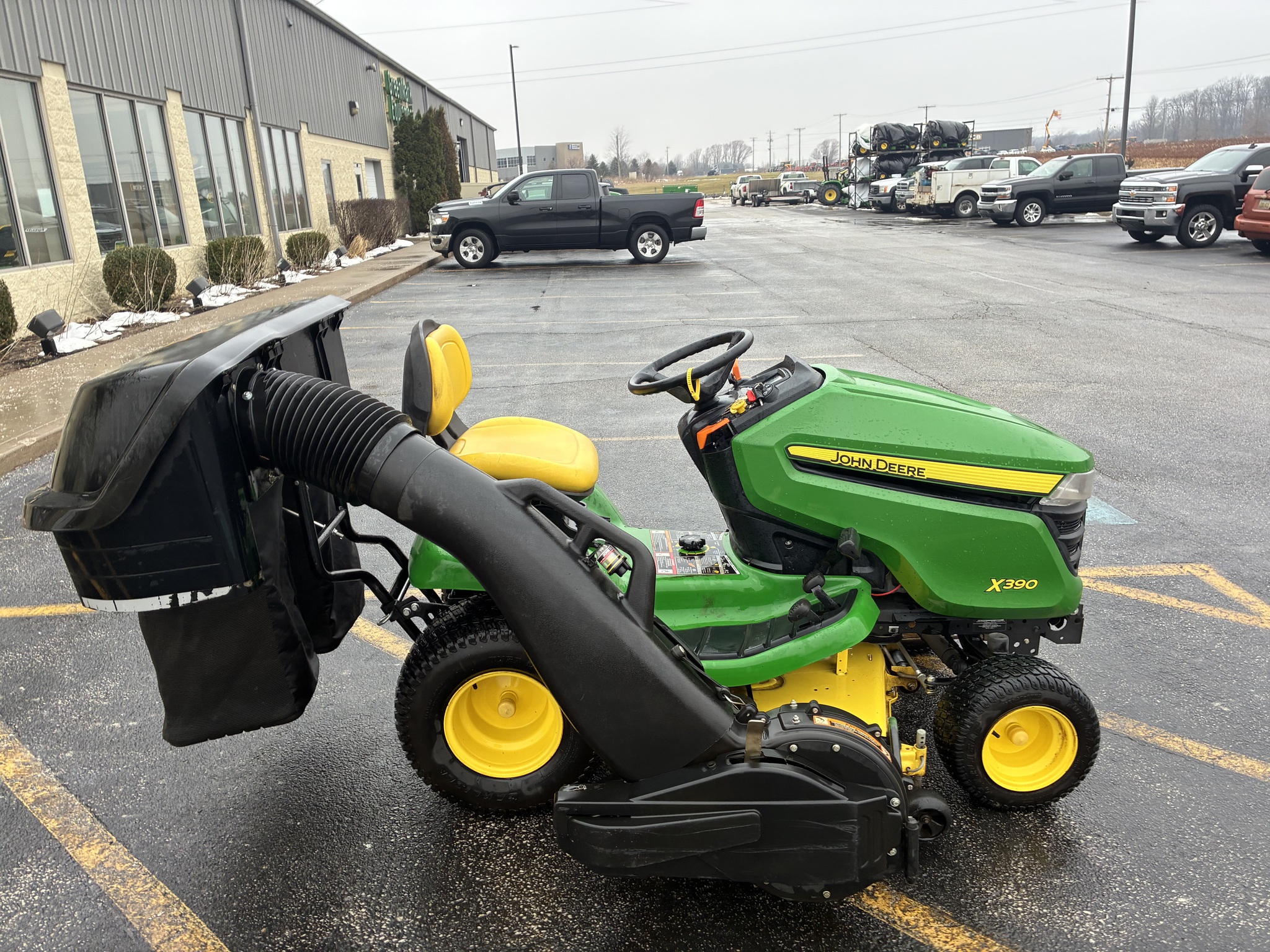 2019 John Deere X390 Image 2