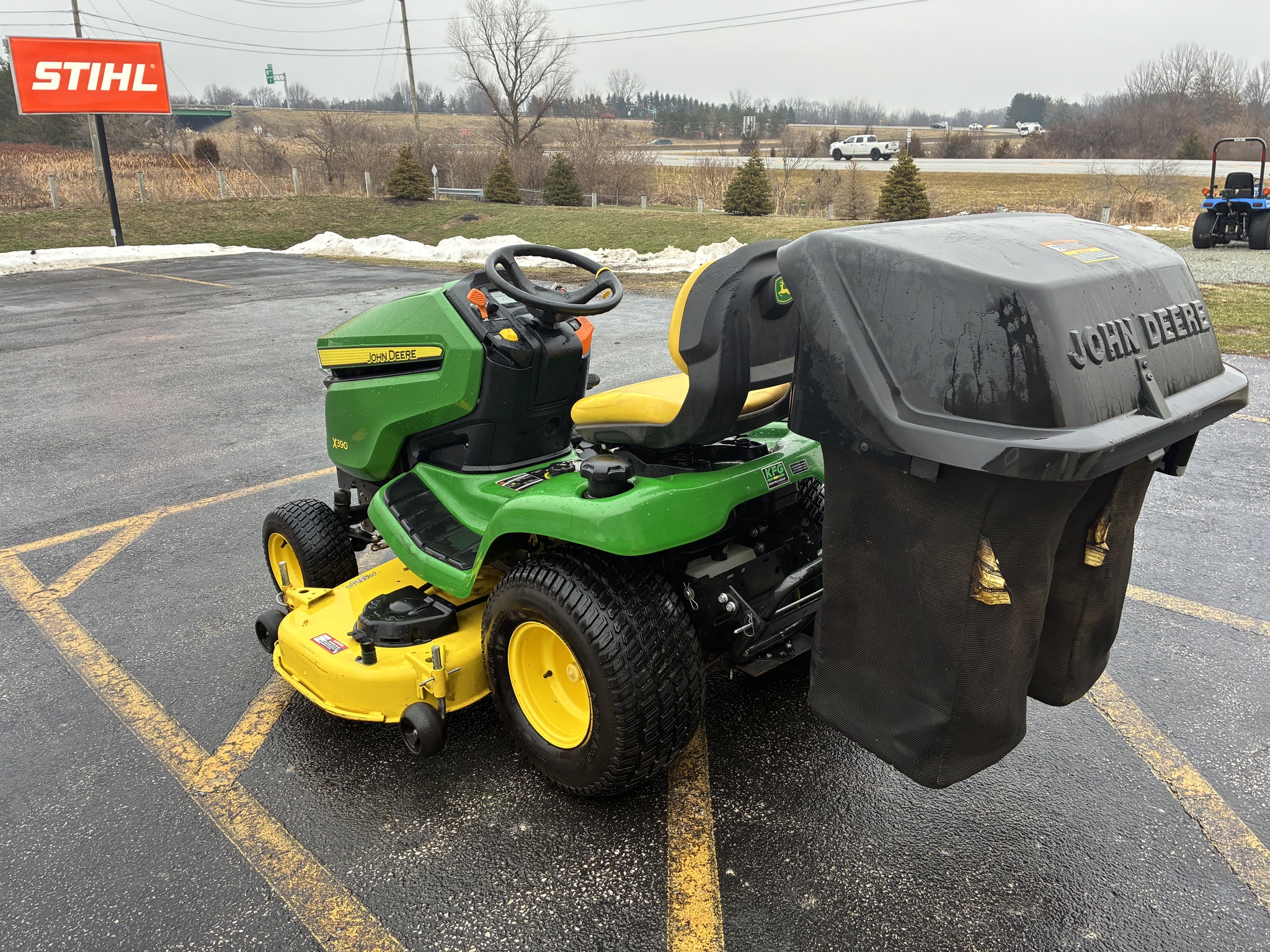 2019 John Deere X390 Image 5