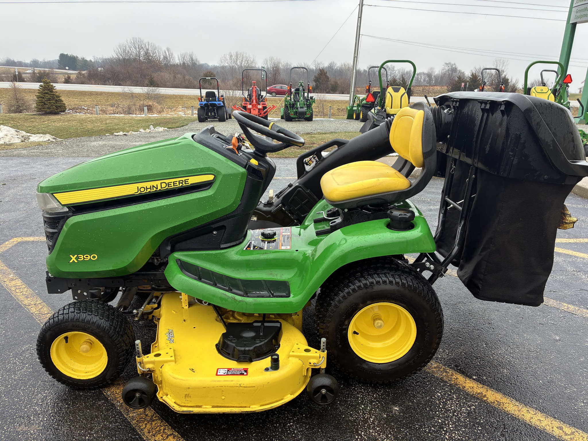 2019 John Deere X390 Image 6