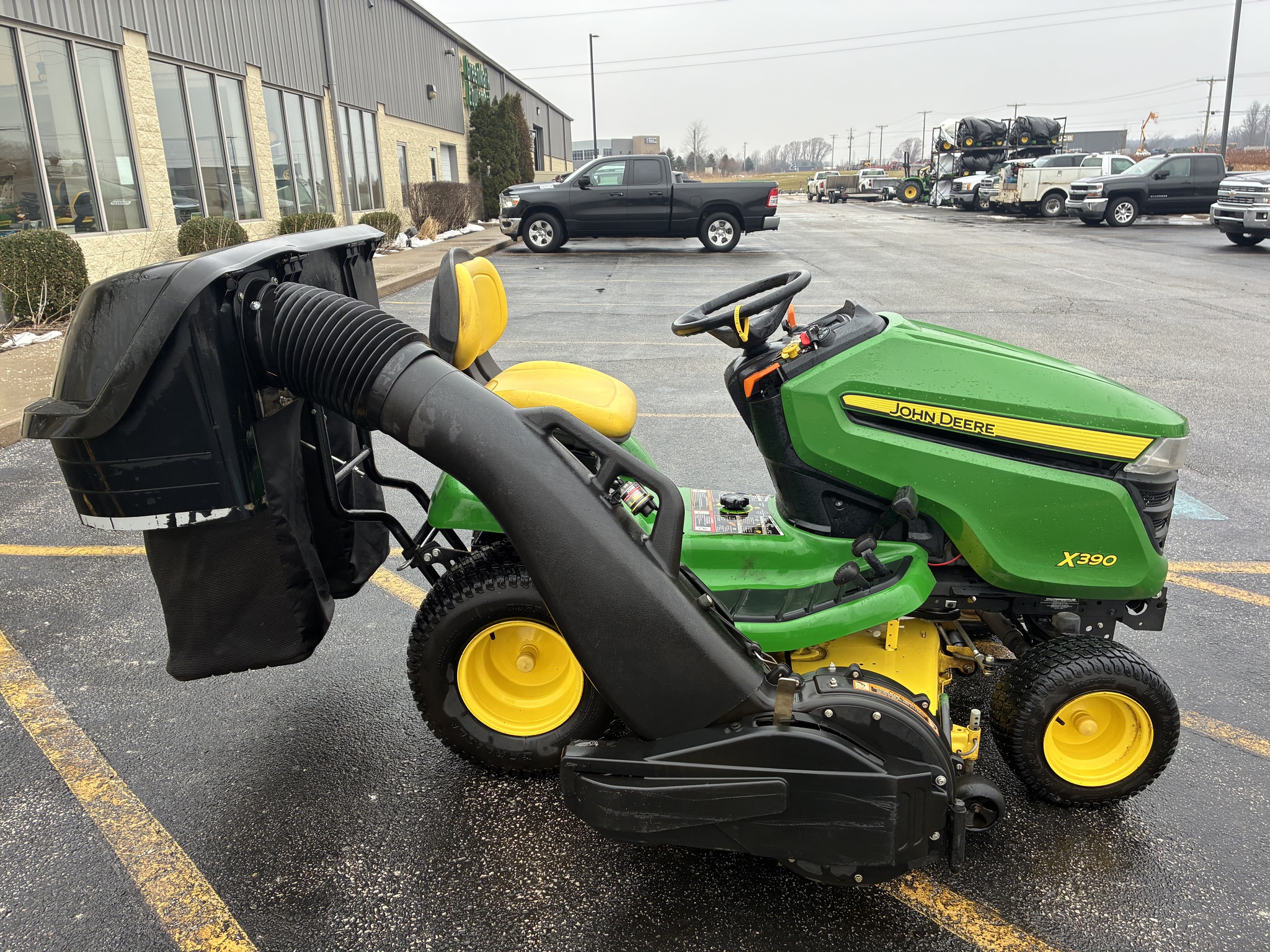 2019 John Deere X390 Image 10