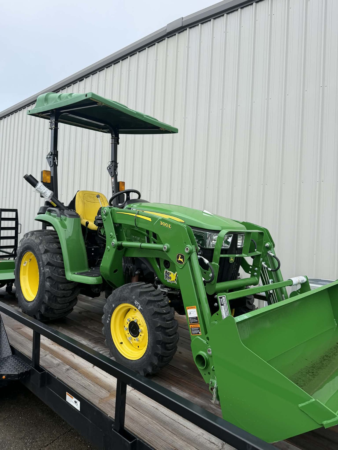 2024 John Deere 3032E Image 4