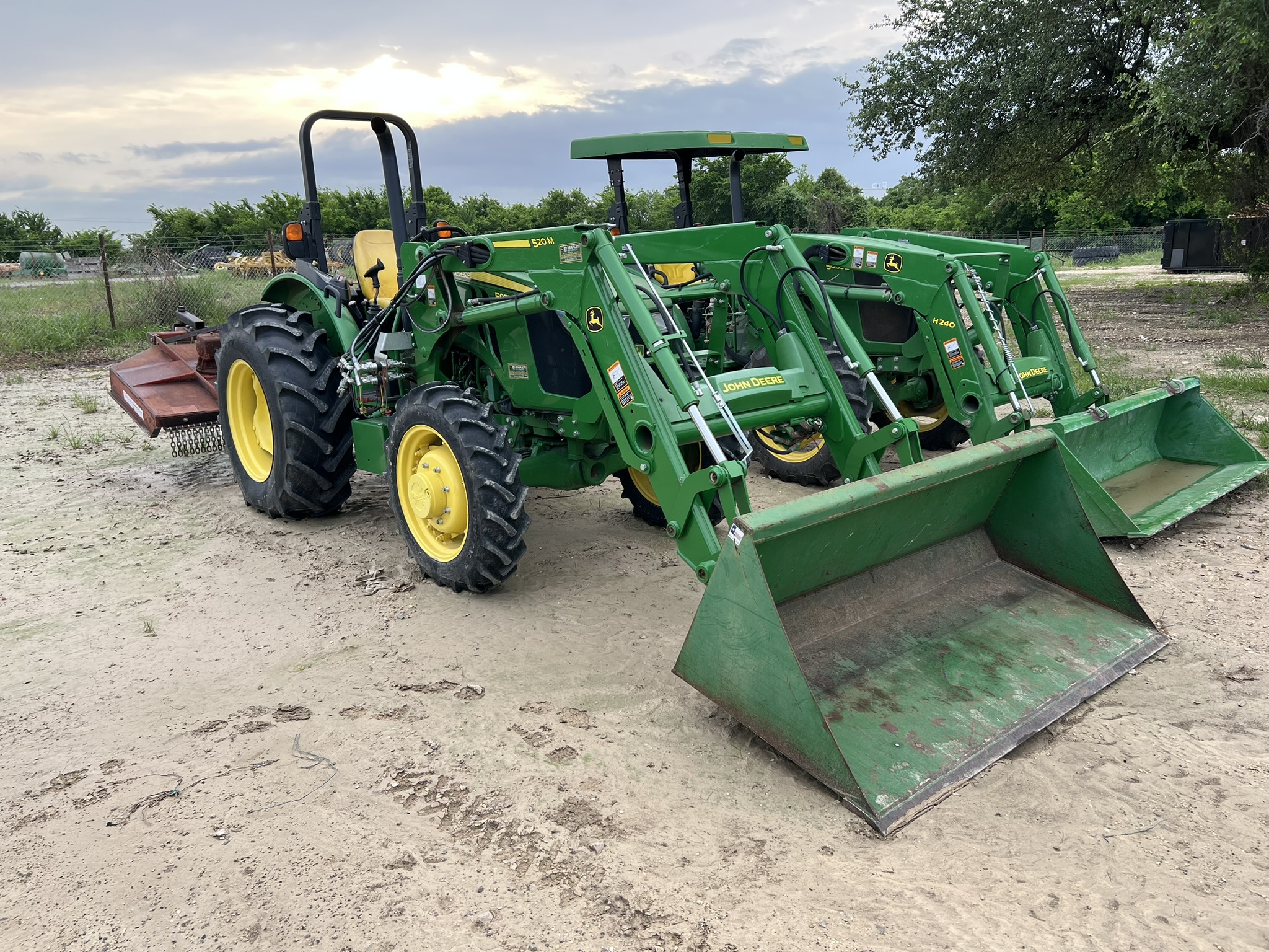 2019 John Deere 5075E Image 2