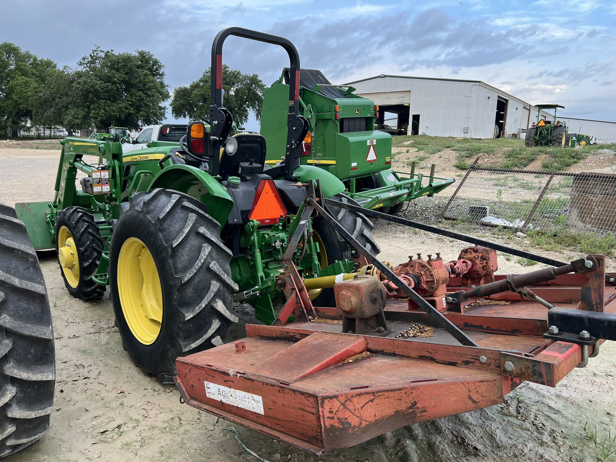 2019 John Deere 5075E Image 3
