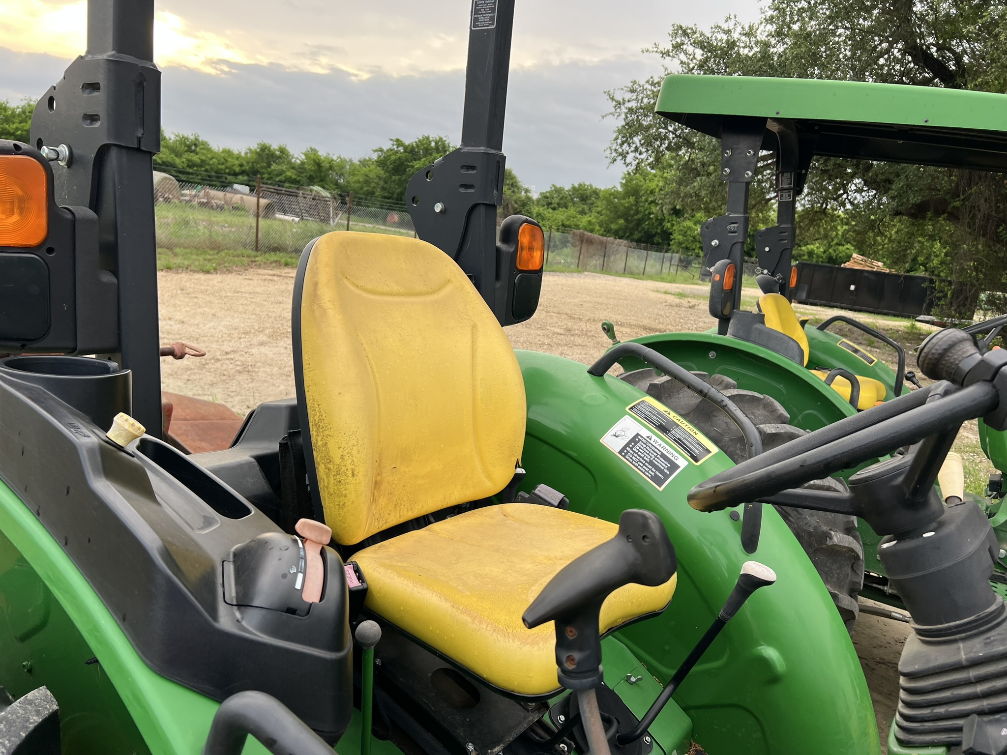 2019 John Deere 5075E Image 6