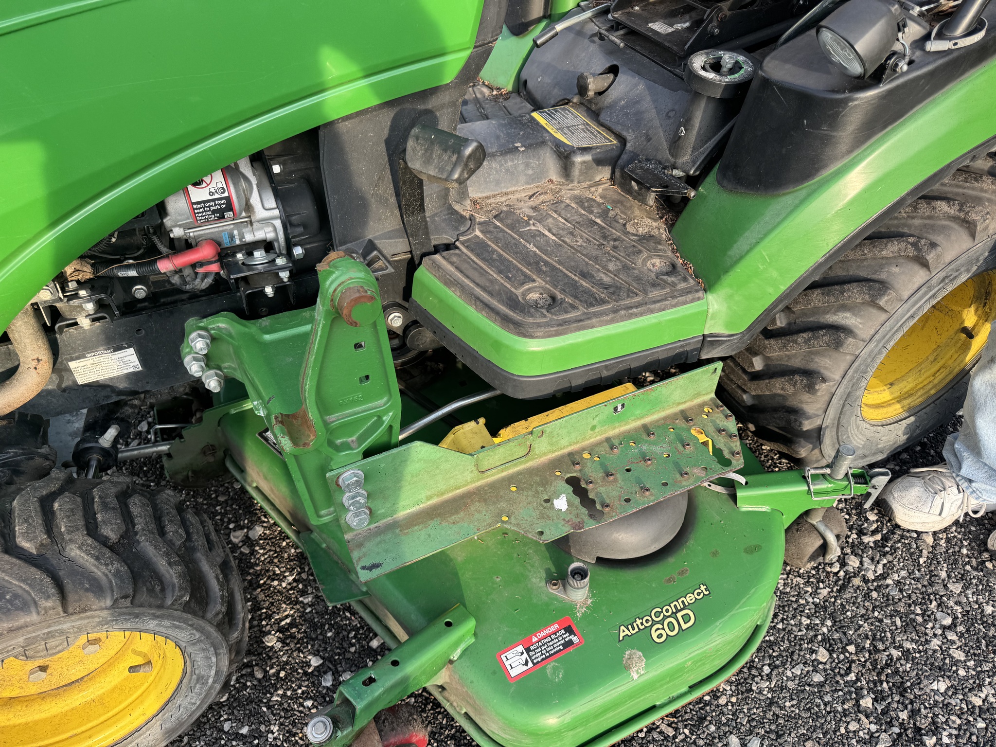 2020 John Deere 1025R Image 5