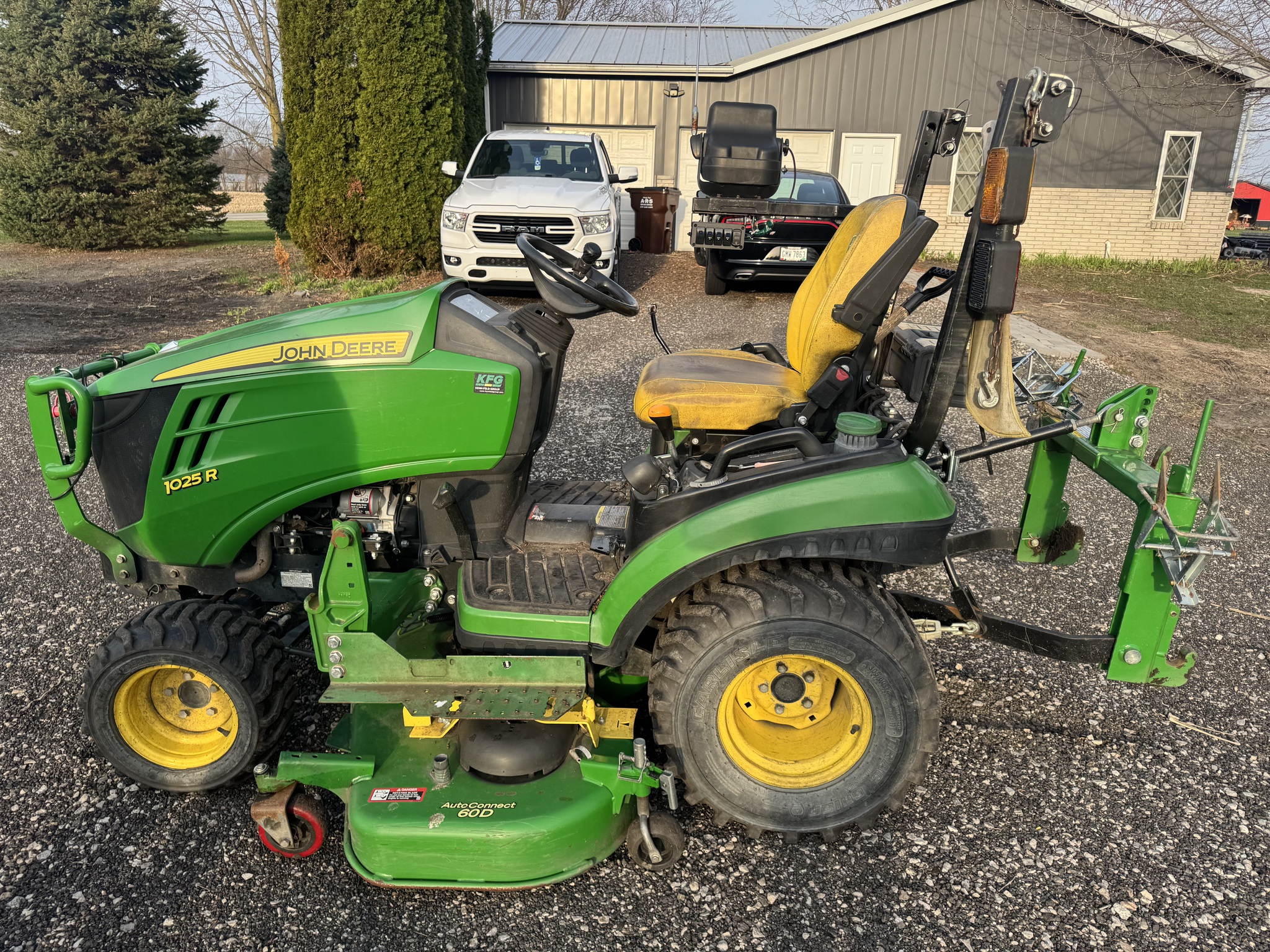 2020 John Deere 1025R Image 1
