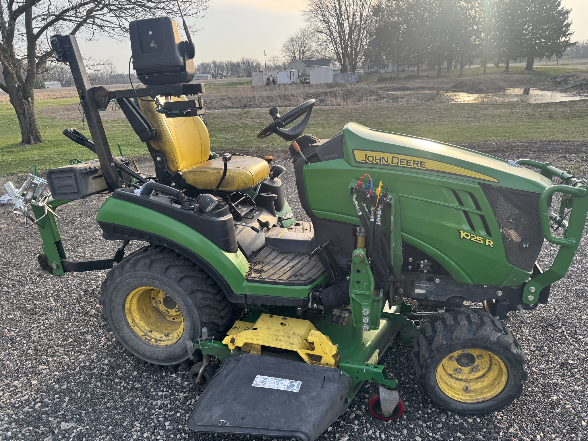 2020 John Deere 1025R Image 4