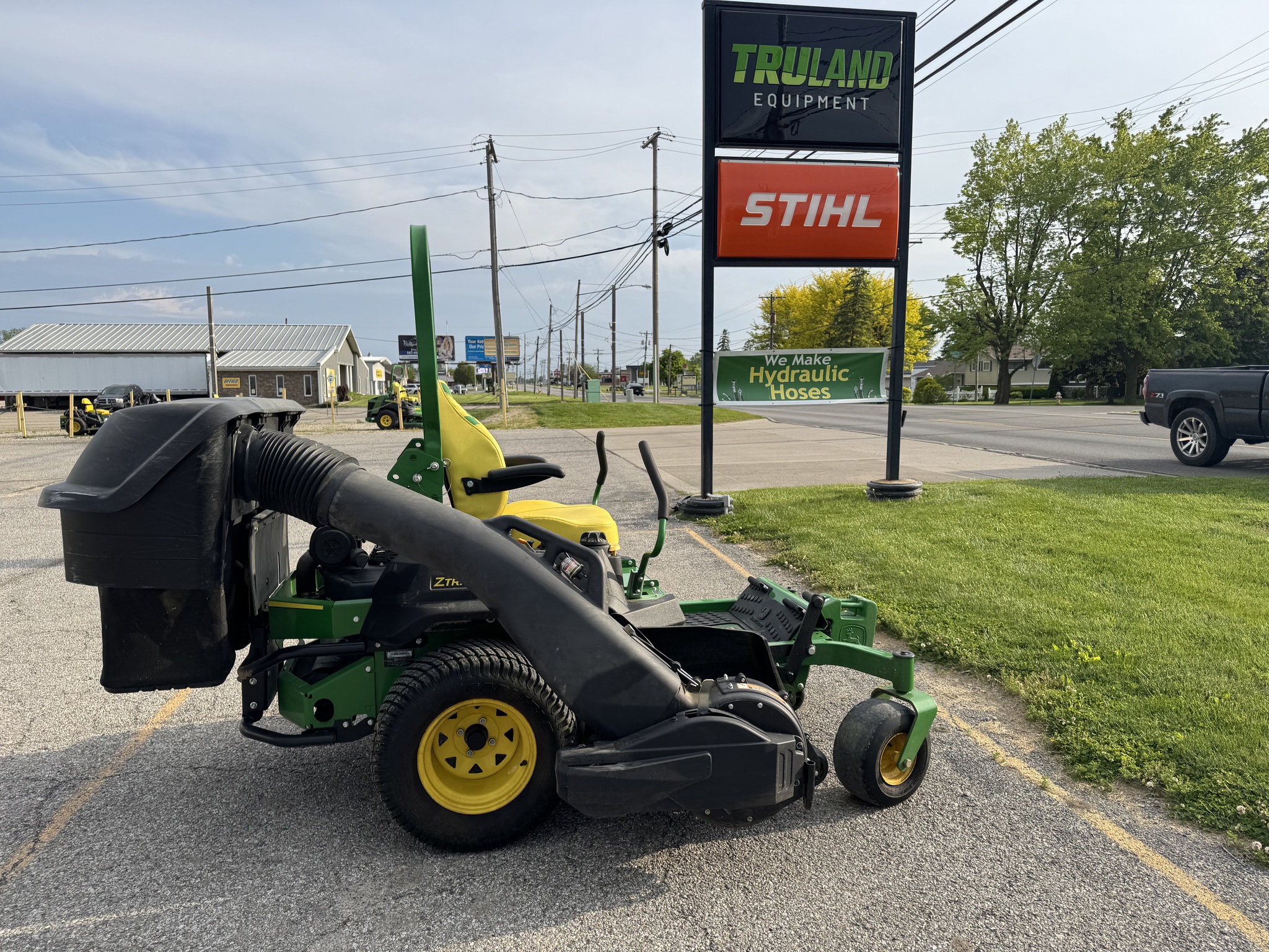 2023 John Deere Z740R Image 1
