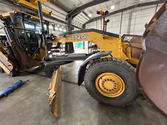 2010 John Deere 772GP