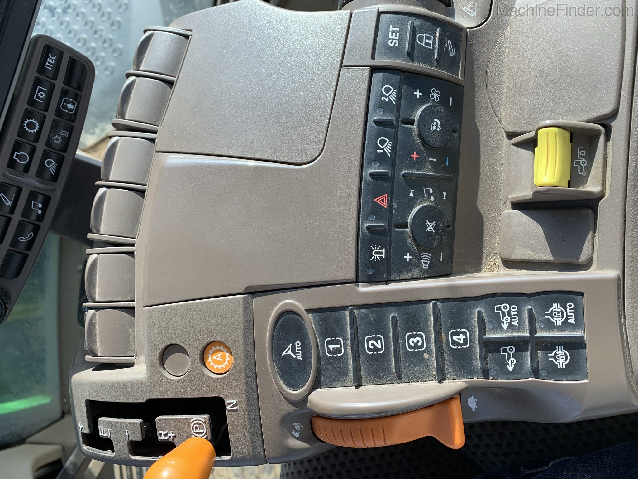 2018 John Deere 8320R Image 11