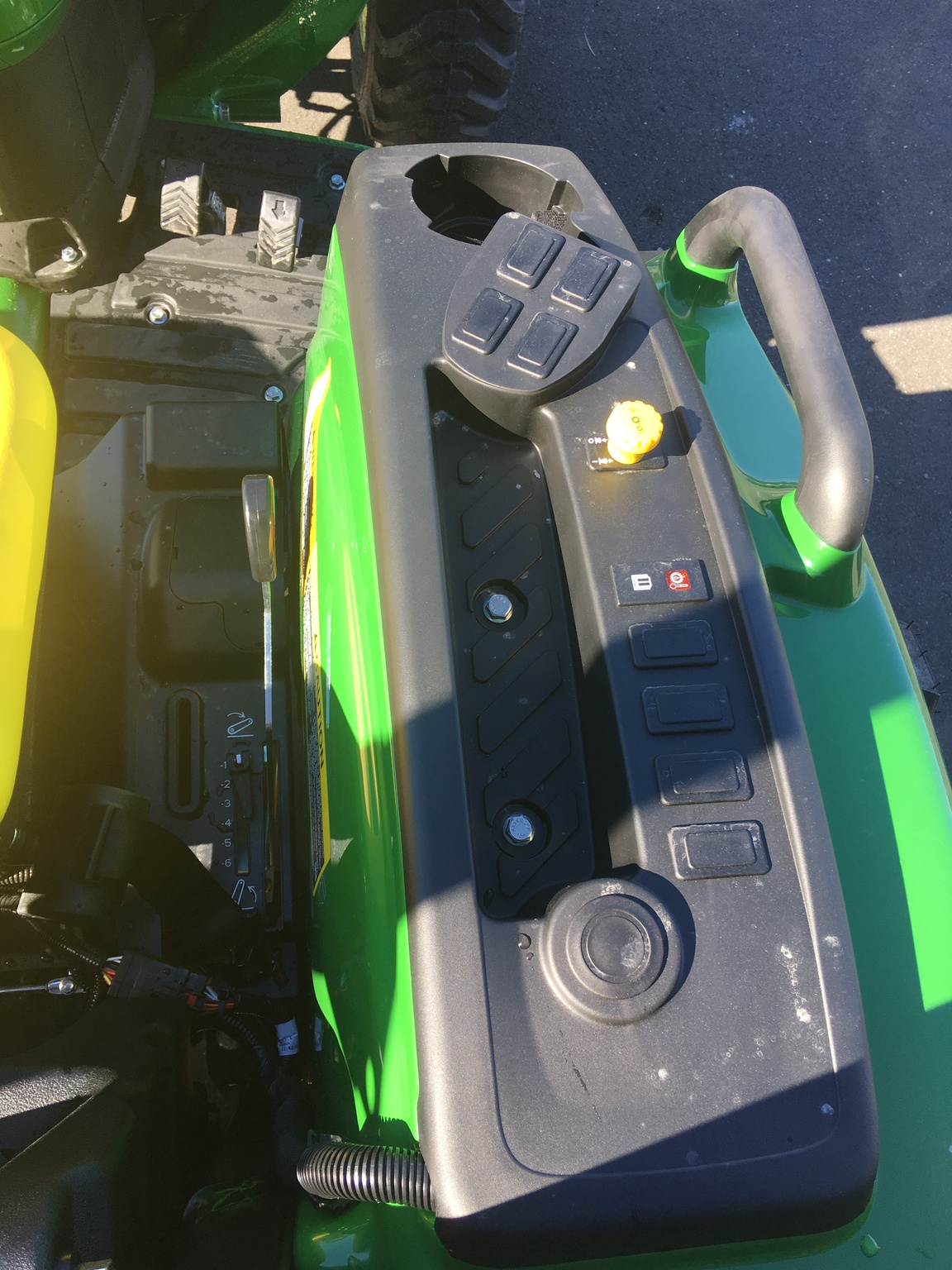 2023 John Deere 4052M Image 11