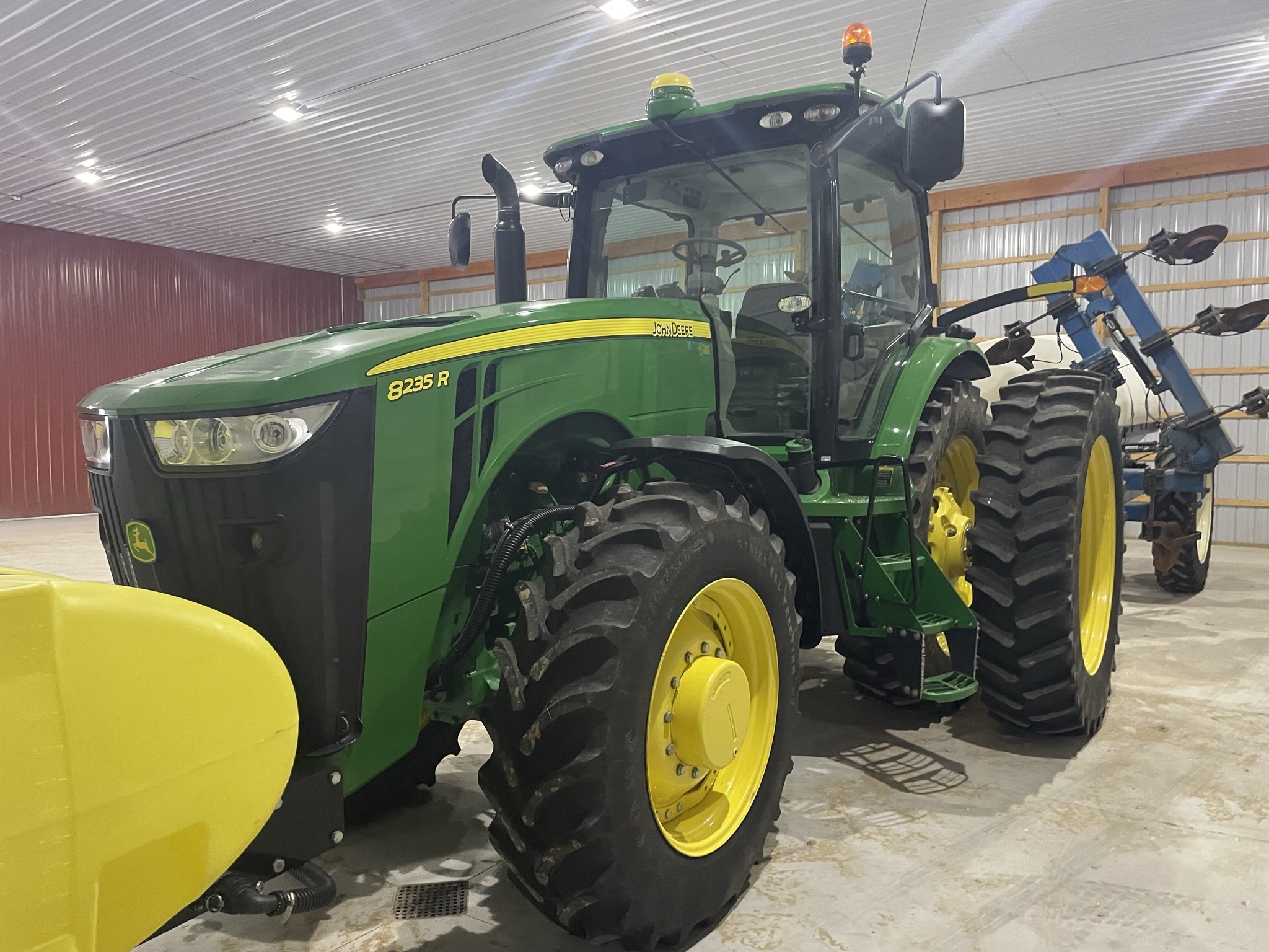 2013 John Deere 8235R Image 1