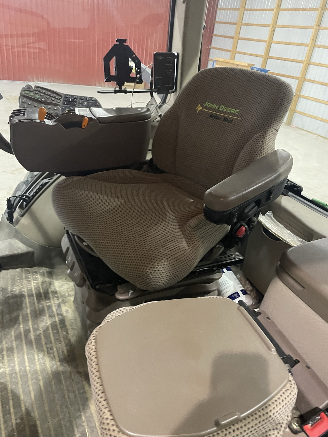 2013 John Deere 8235R Image 5