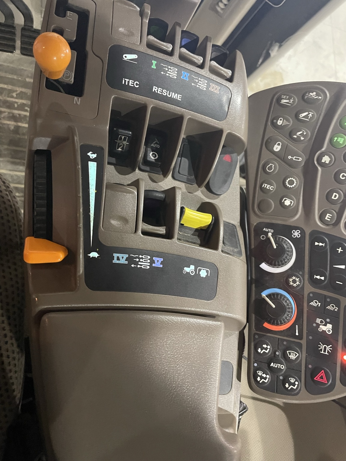 2013 John Deere 8235R Image 4