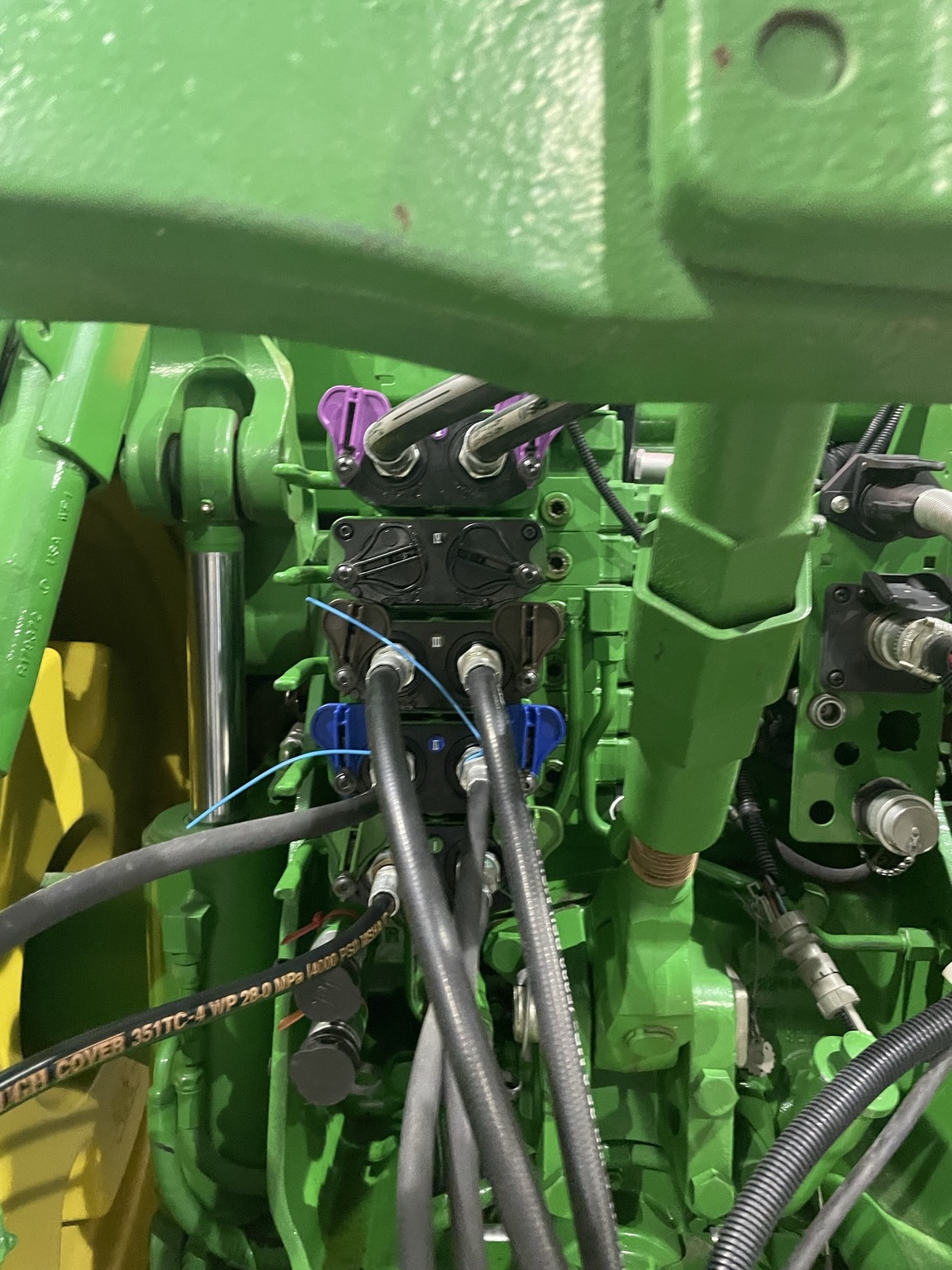 2013 John Deere 8235R Image 6