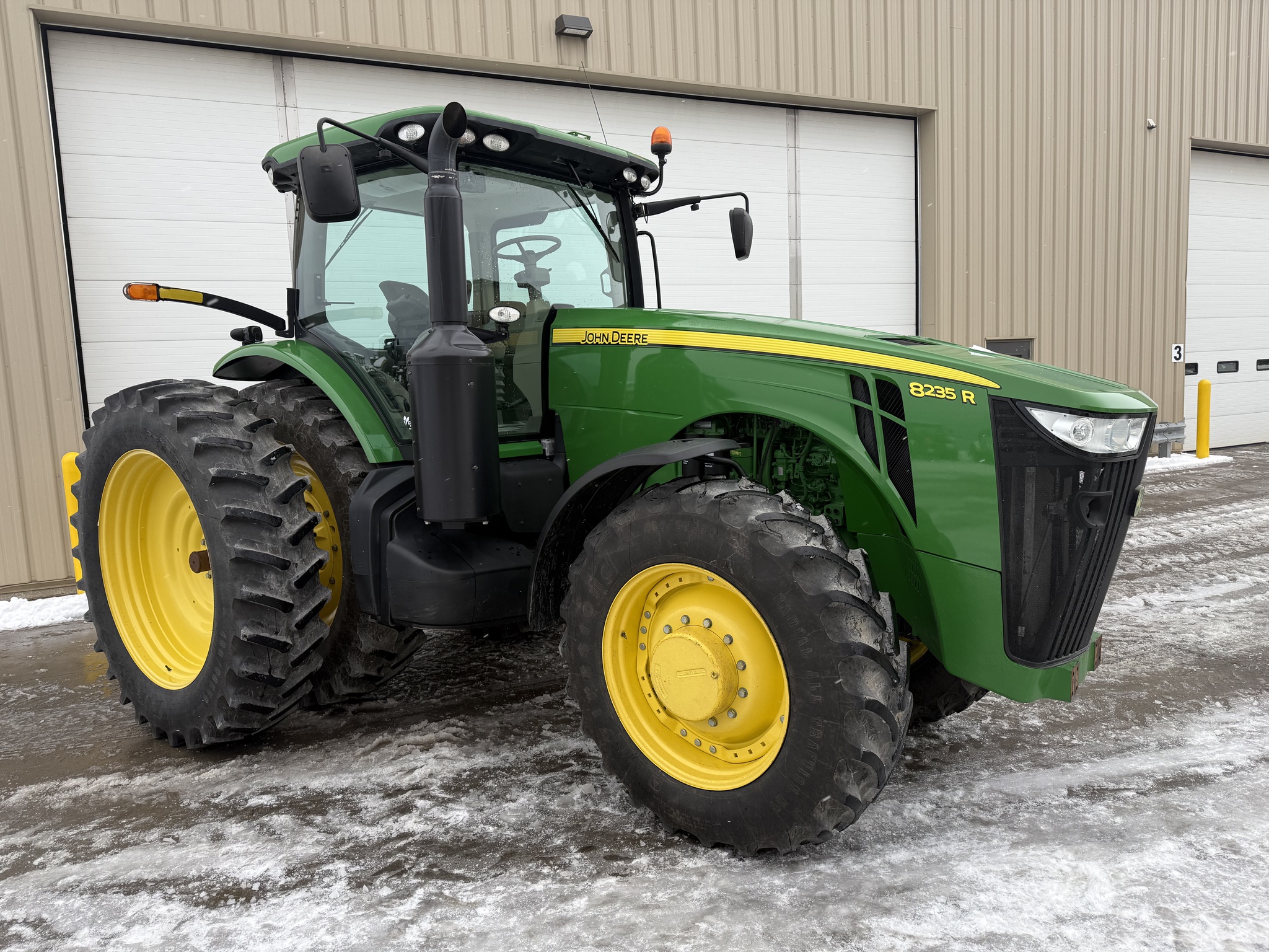 2013 John Deere 8235R Image 1