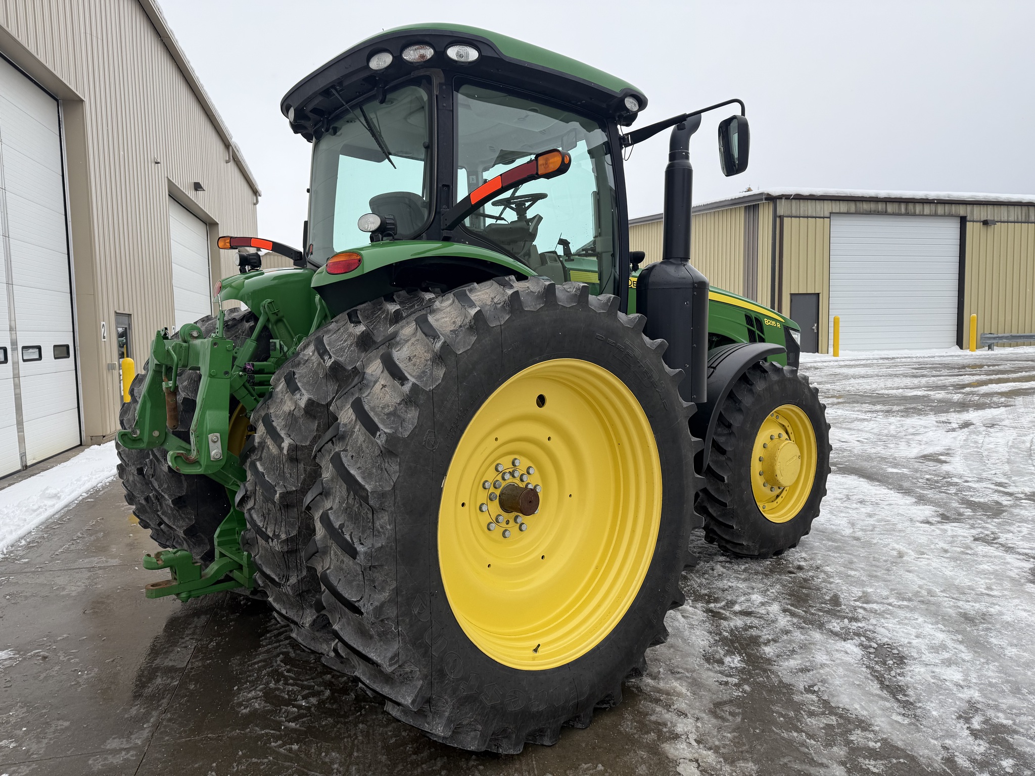 2013 John Deere 8235R Image 3