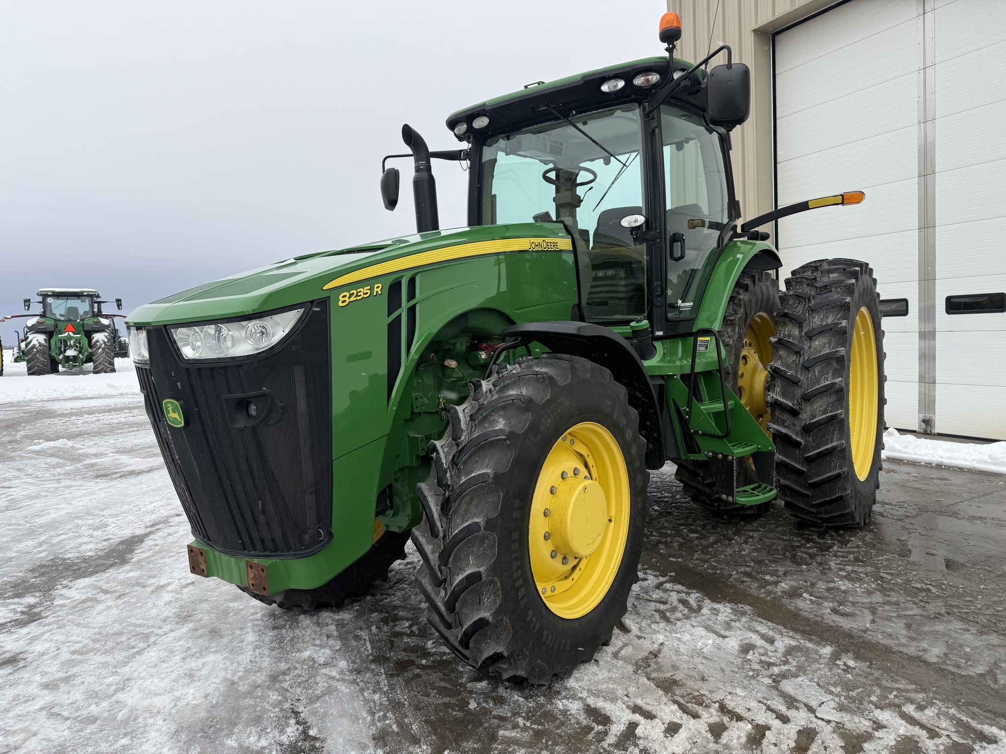 2013 John Deere 8235R Image 7