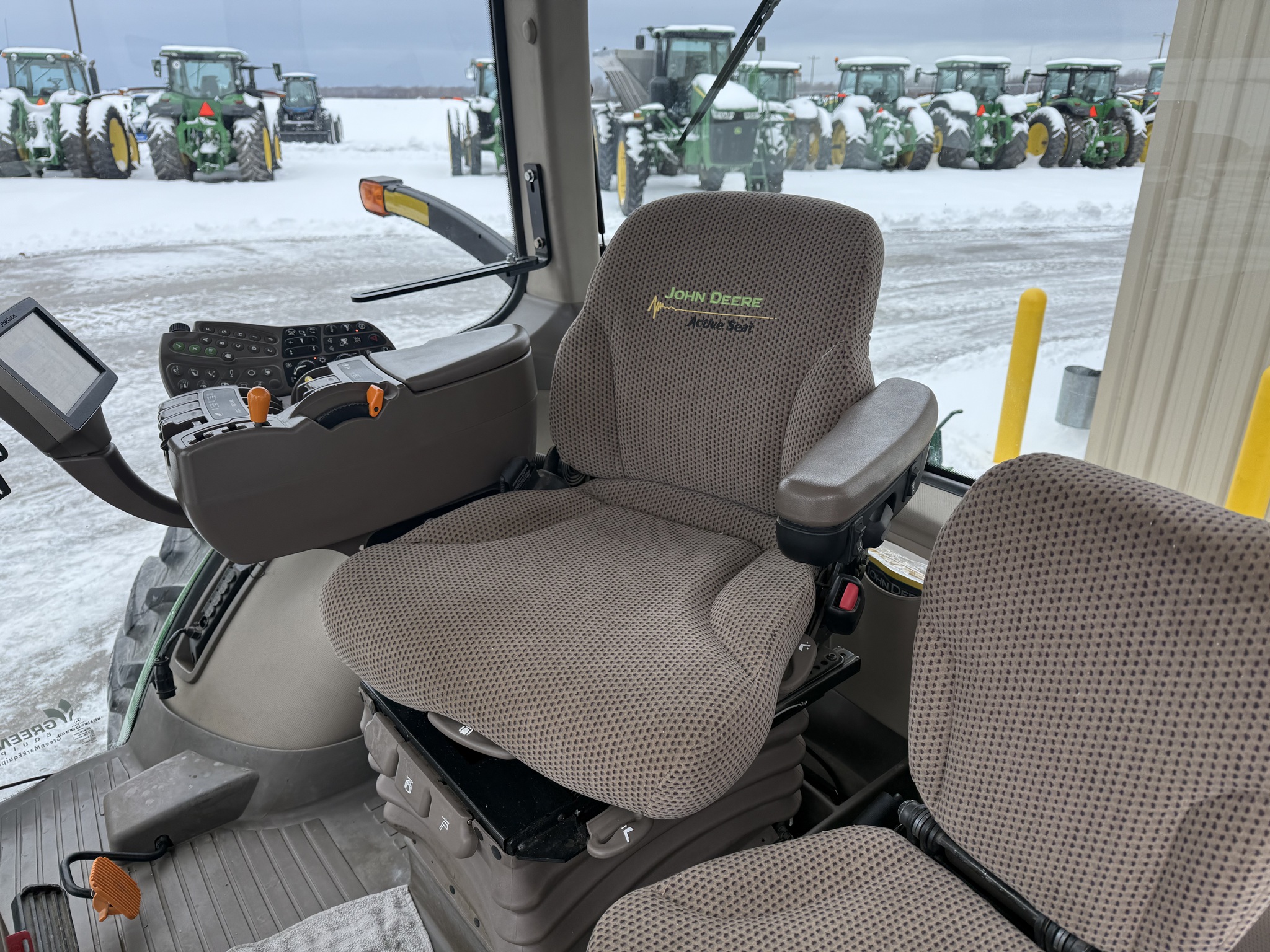 2013 John Deere 8235R Image 10