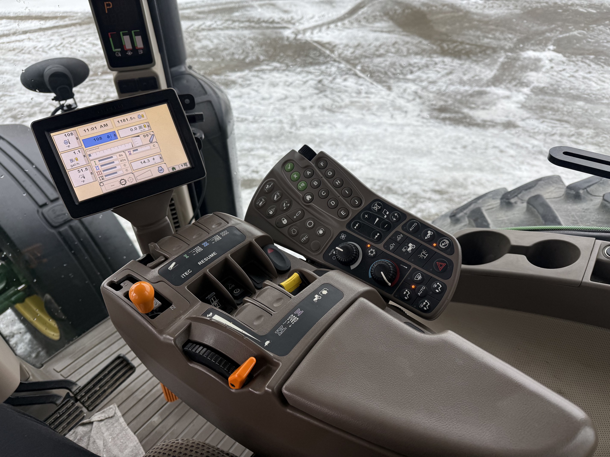 2013 John Deere 8235R Image 9