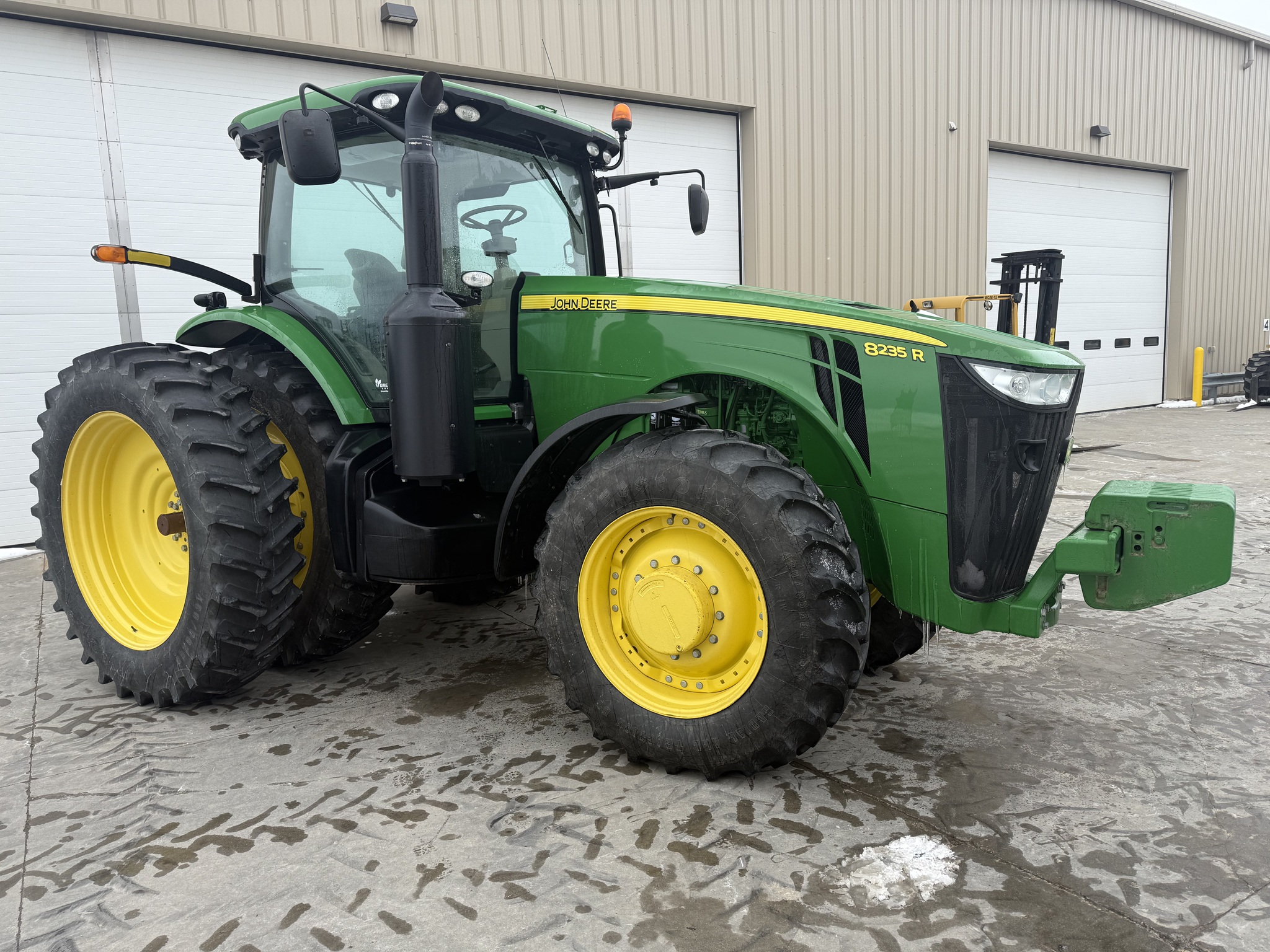 2013 John Deere 8235R Image 1