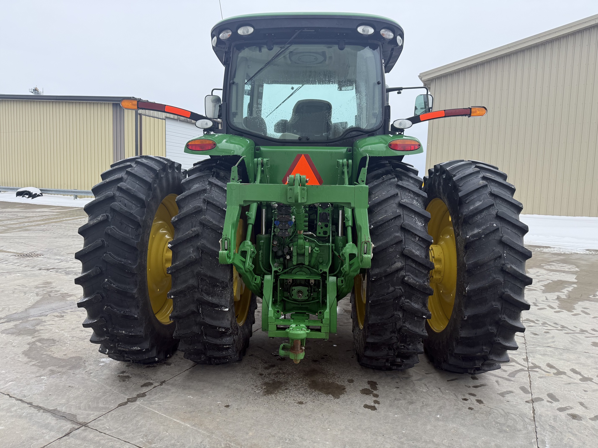2013 John Deere 8235R Image 4