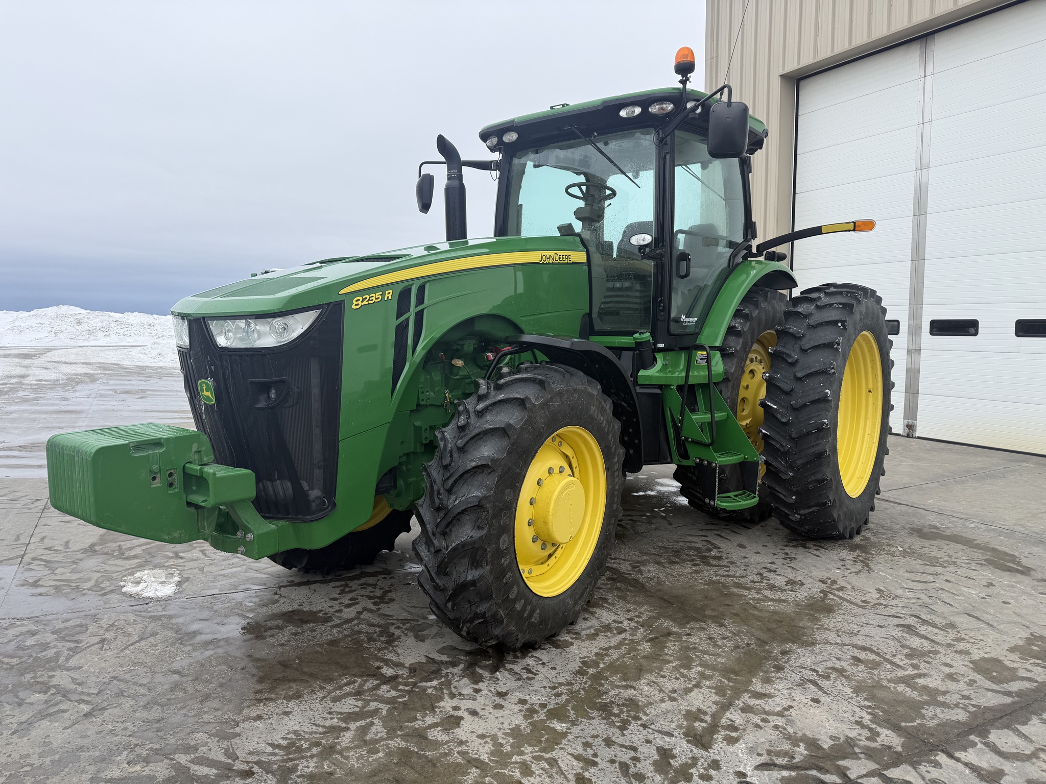2013 John Deere 8235R Image 7