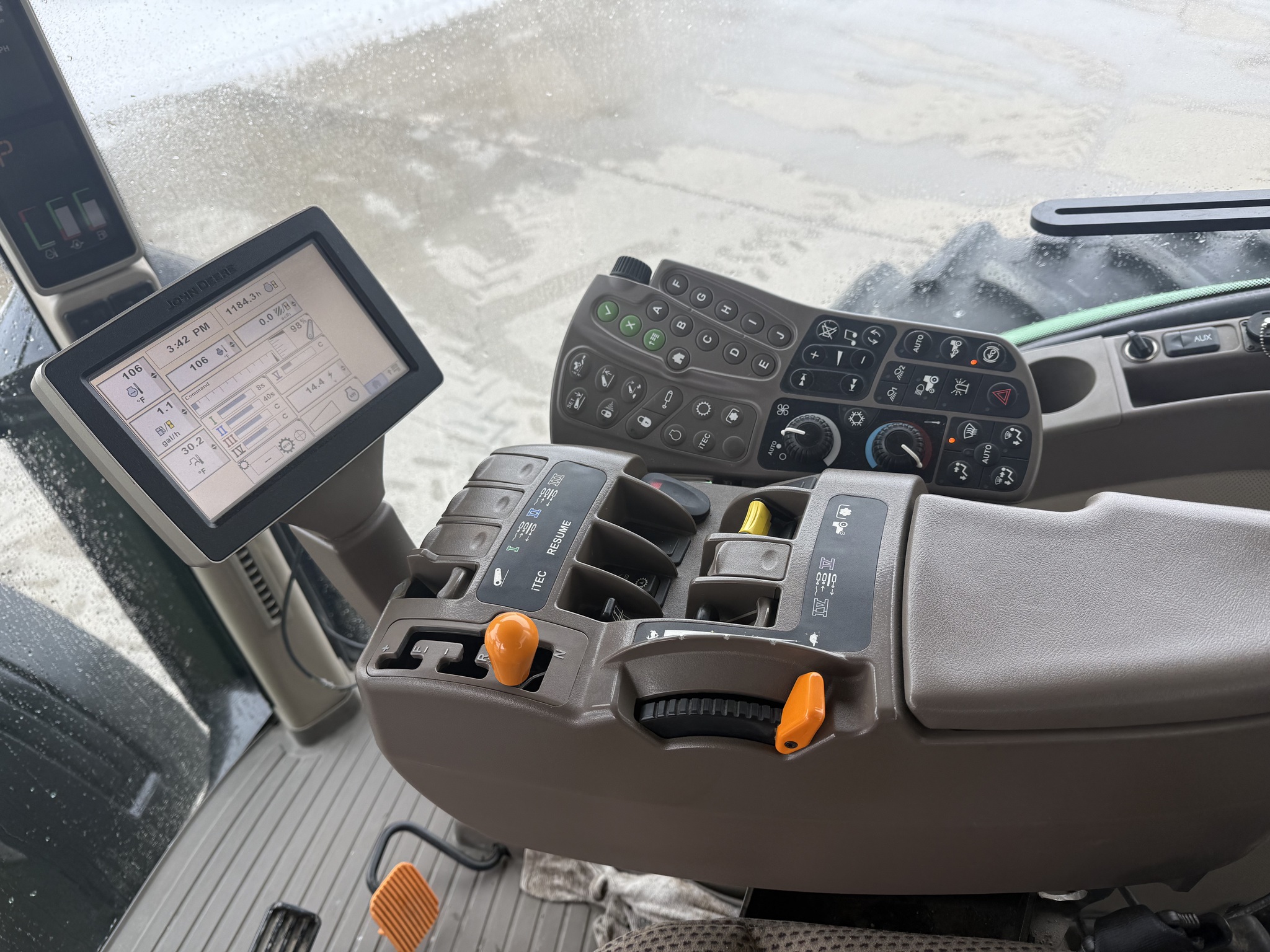 2013 John Deere 8235R Image 10