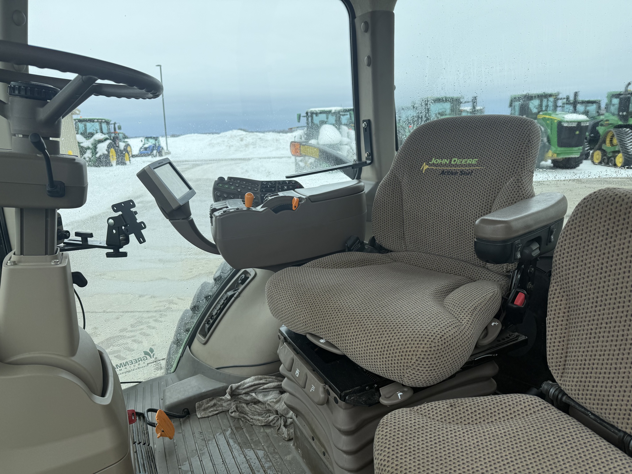 2013 John Deere 8235R Image 9