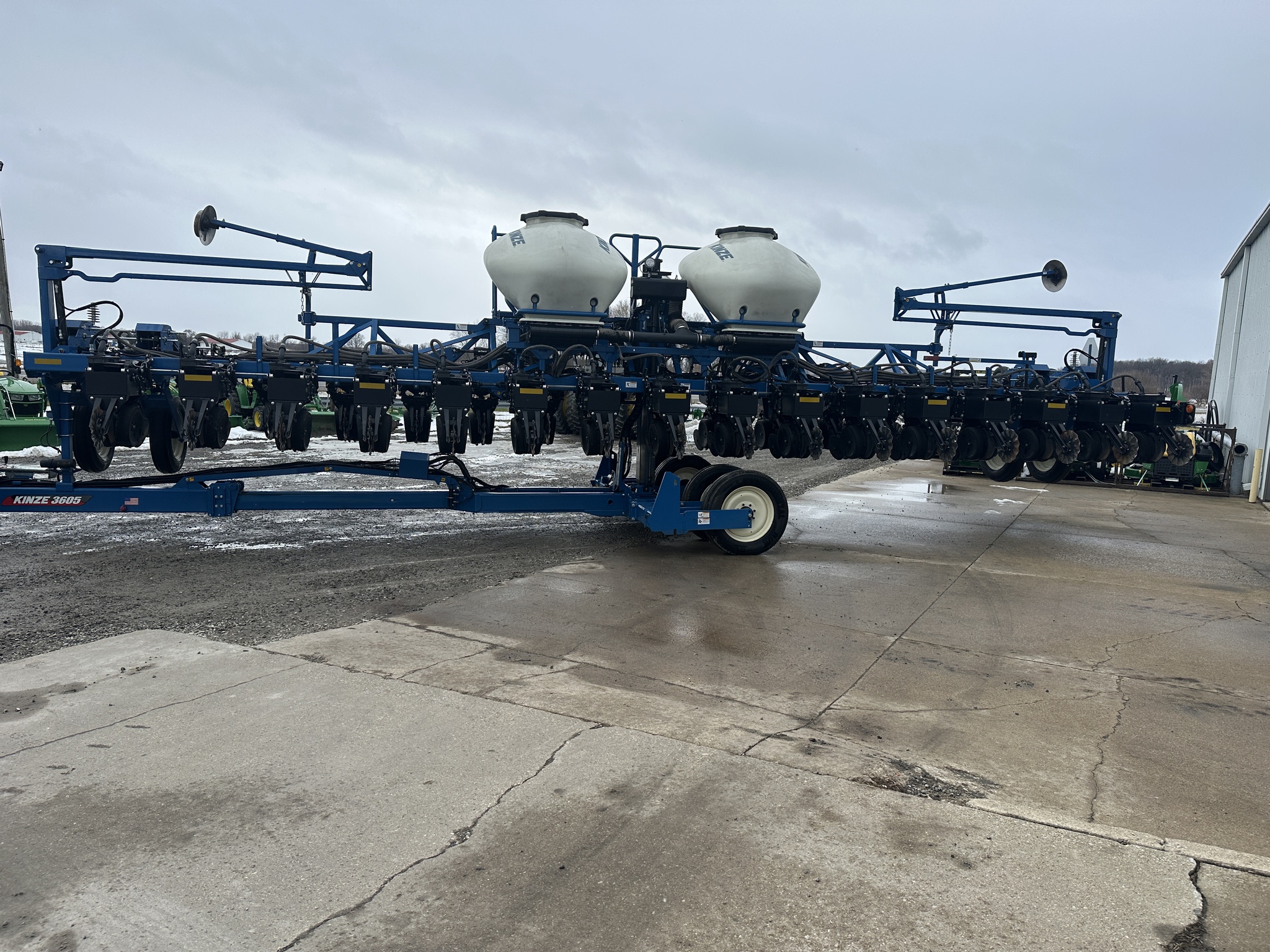 2021 Kinze 3605 Image 5