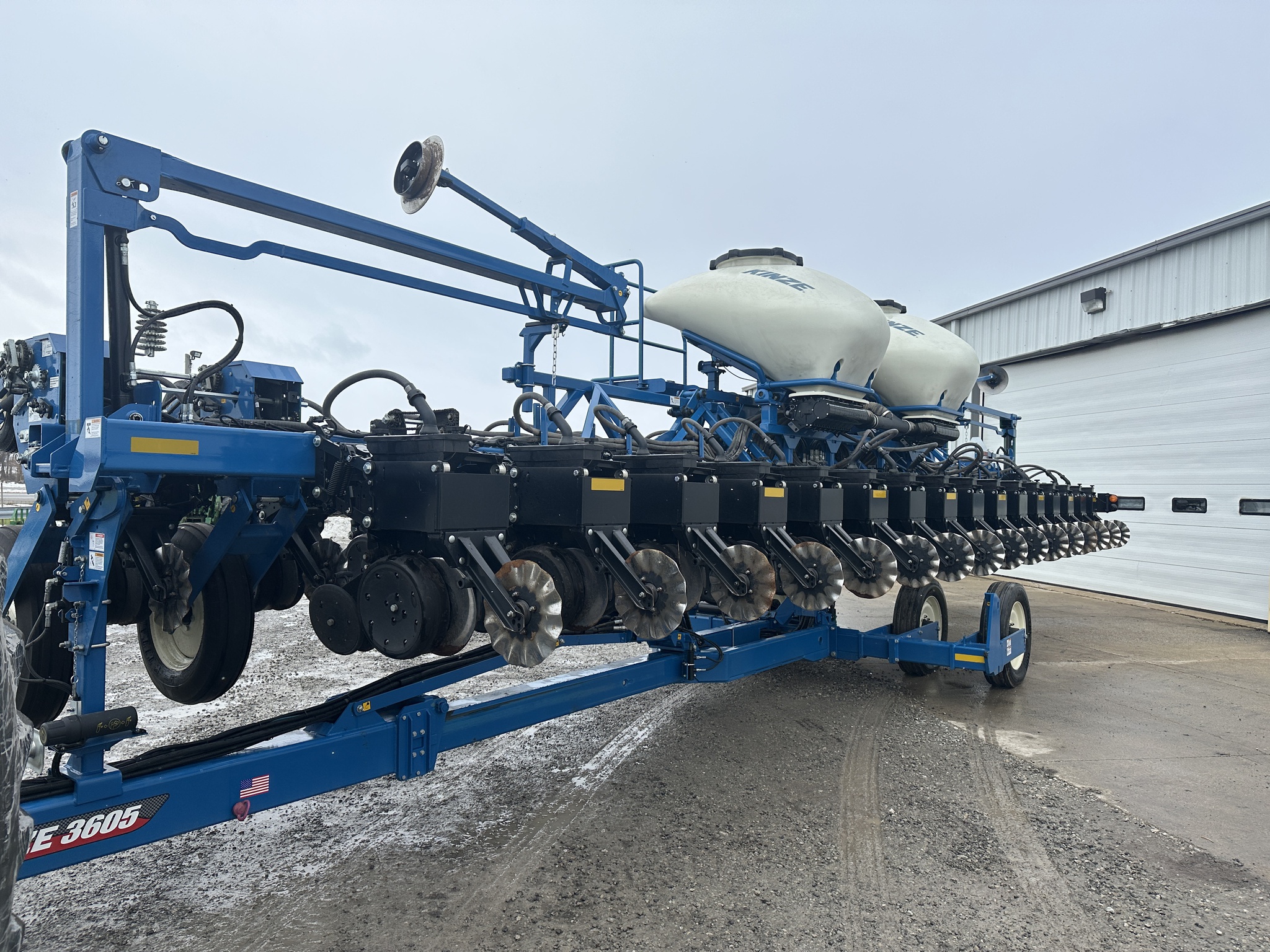 2021 Kinze 3605 Image 2