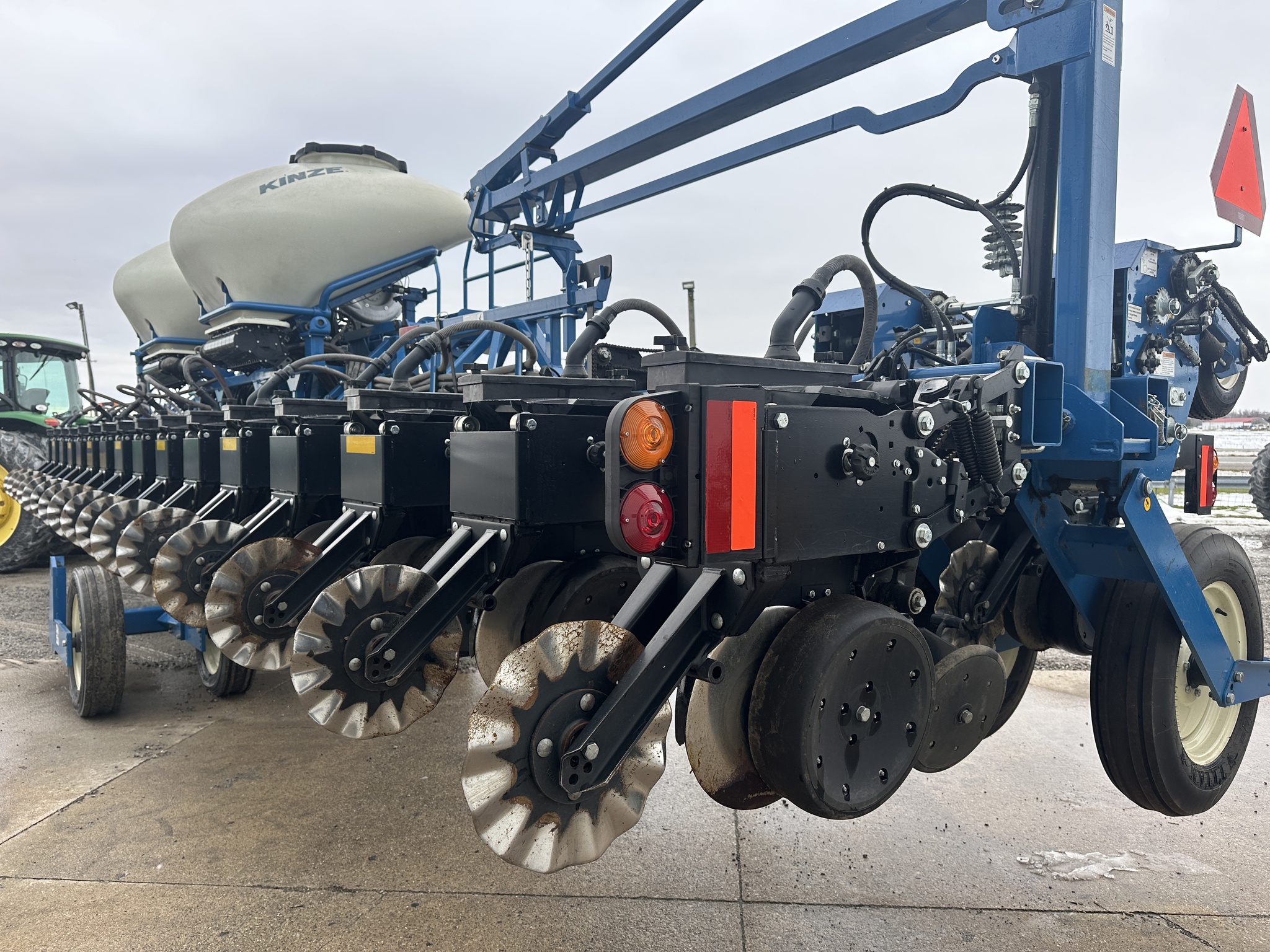 2021 Kinze 3605 Image 6