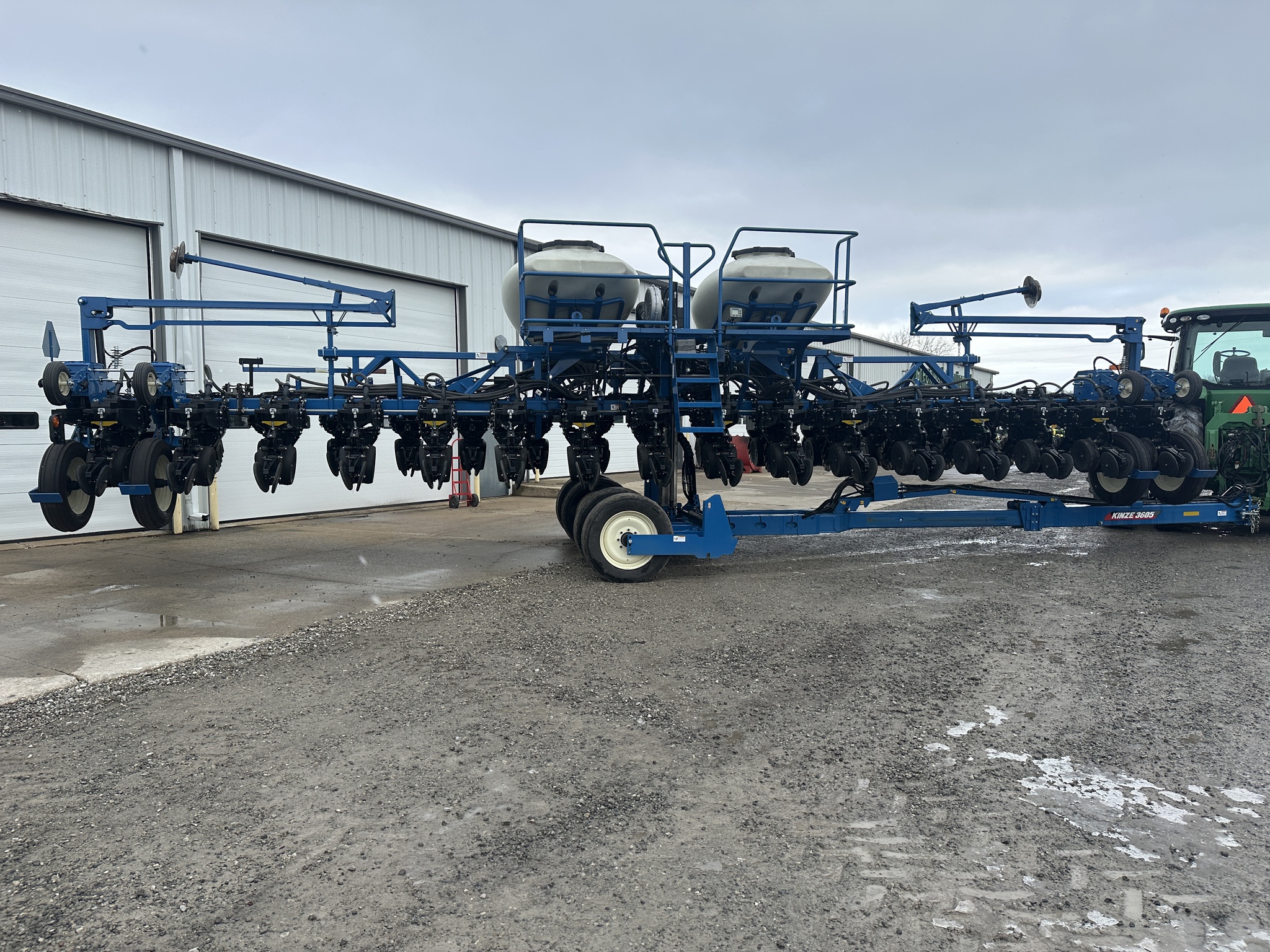 2021 Kinze 3605 Image 4