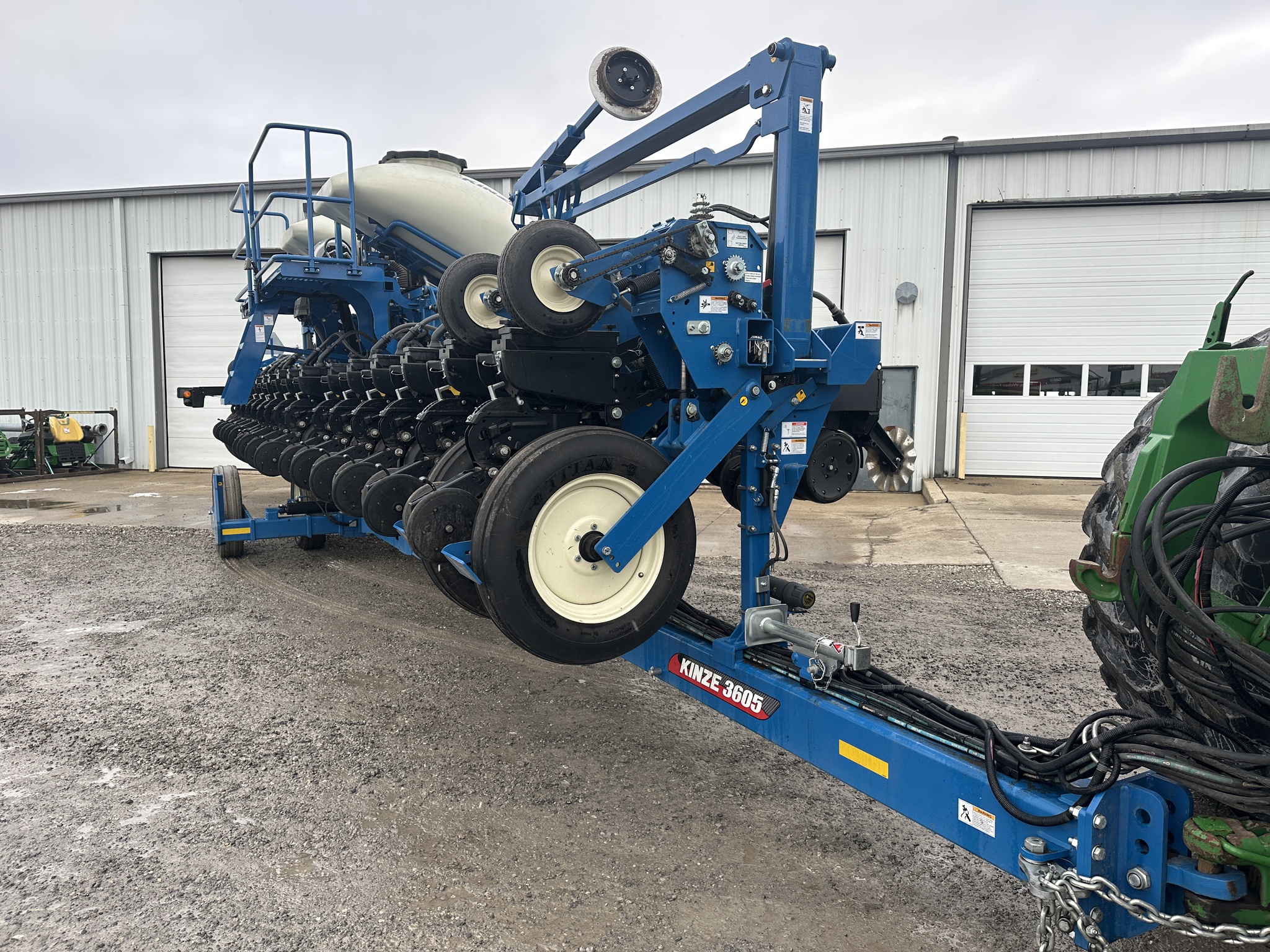 2021 Kinze 3605 Image 3