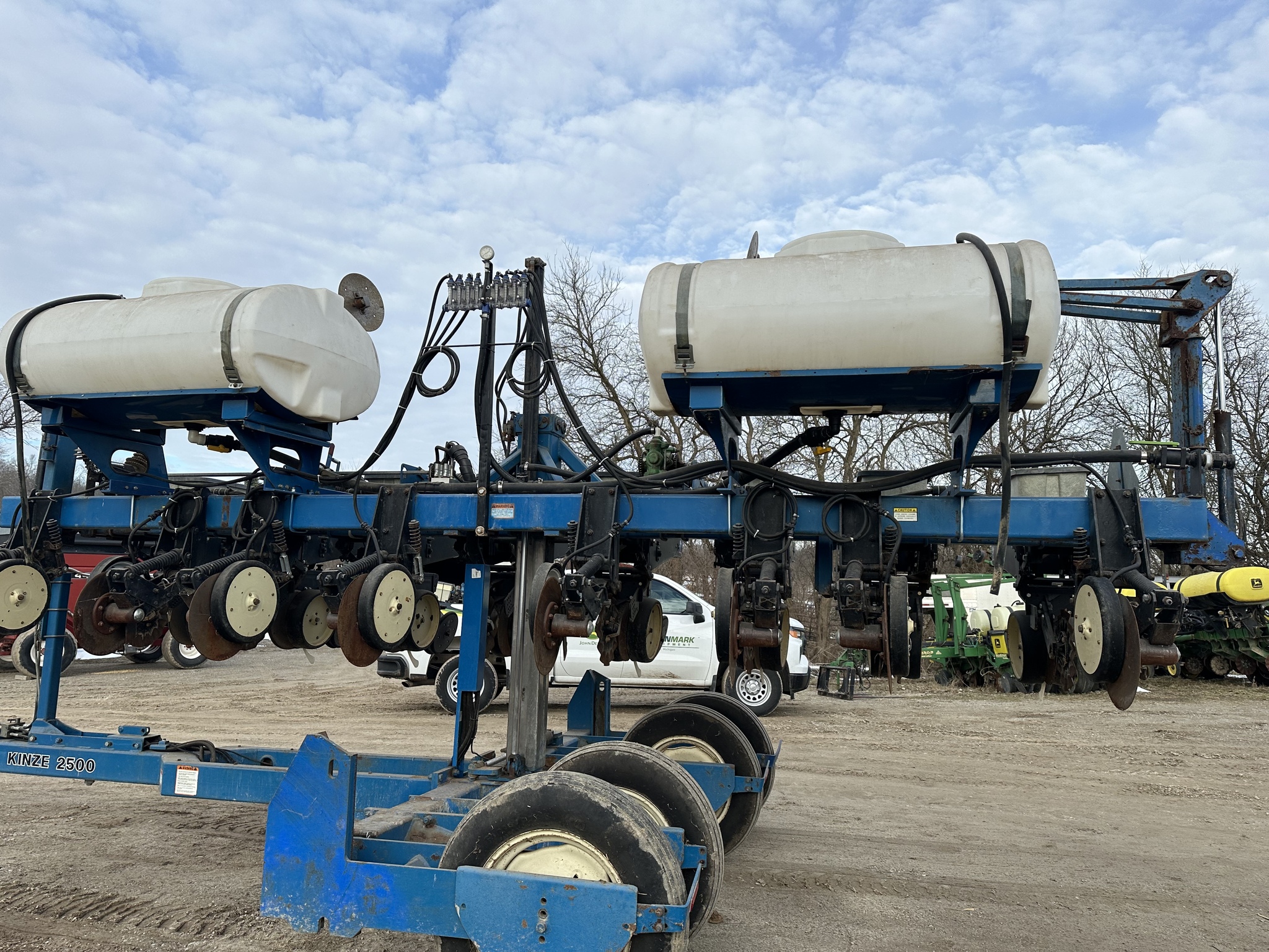 1998 Kinze 2500 Image 9