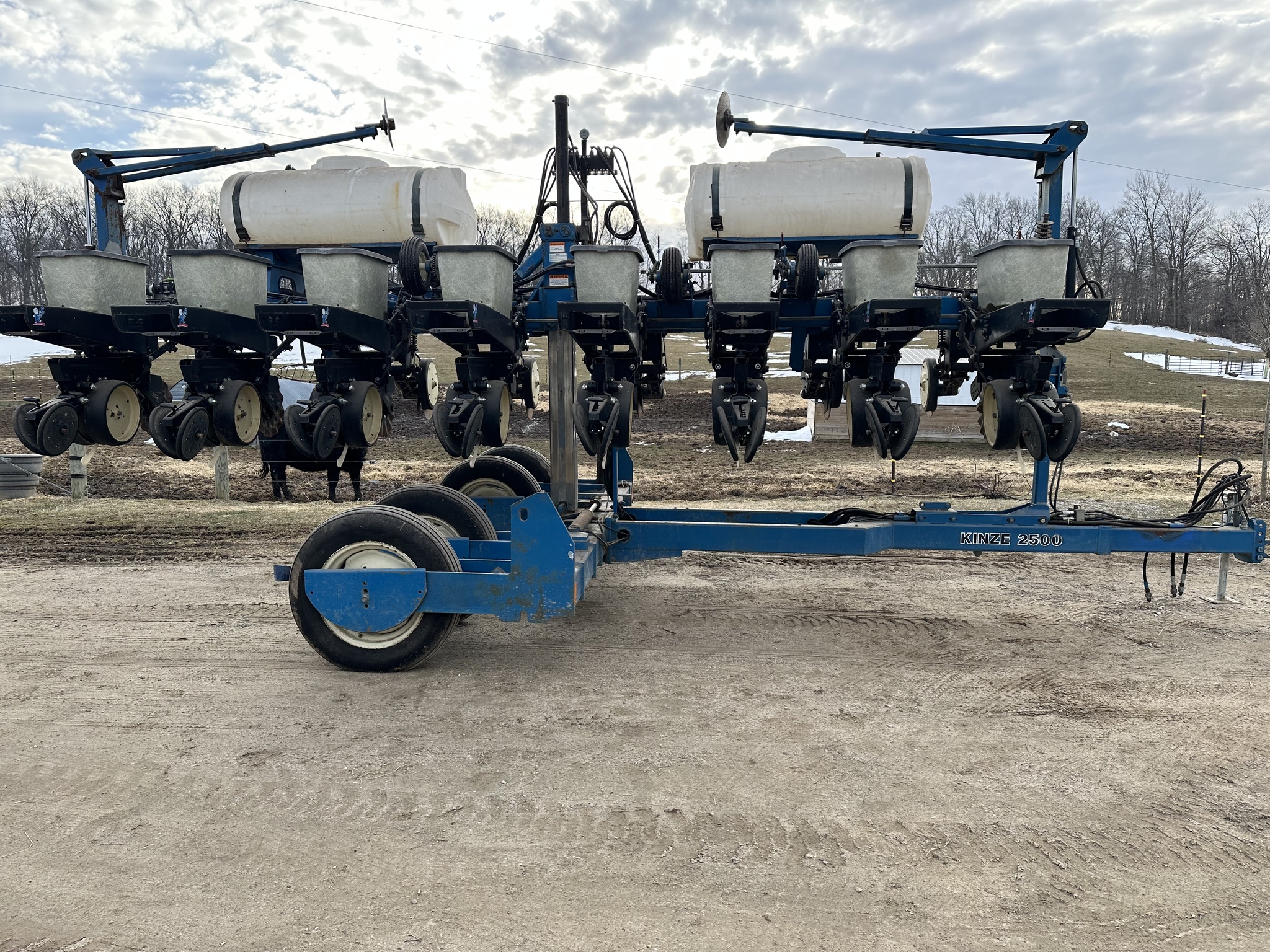 1998 Kinze 2500 Image 4